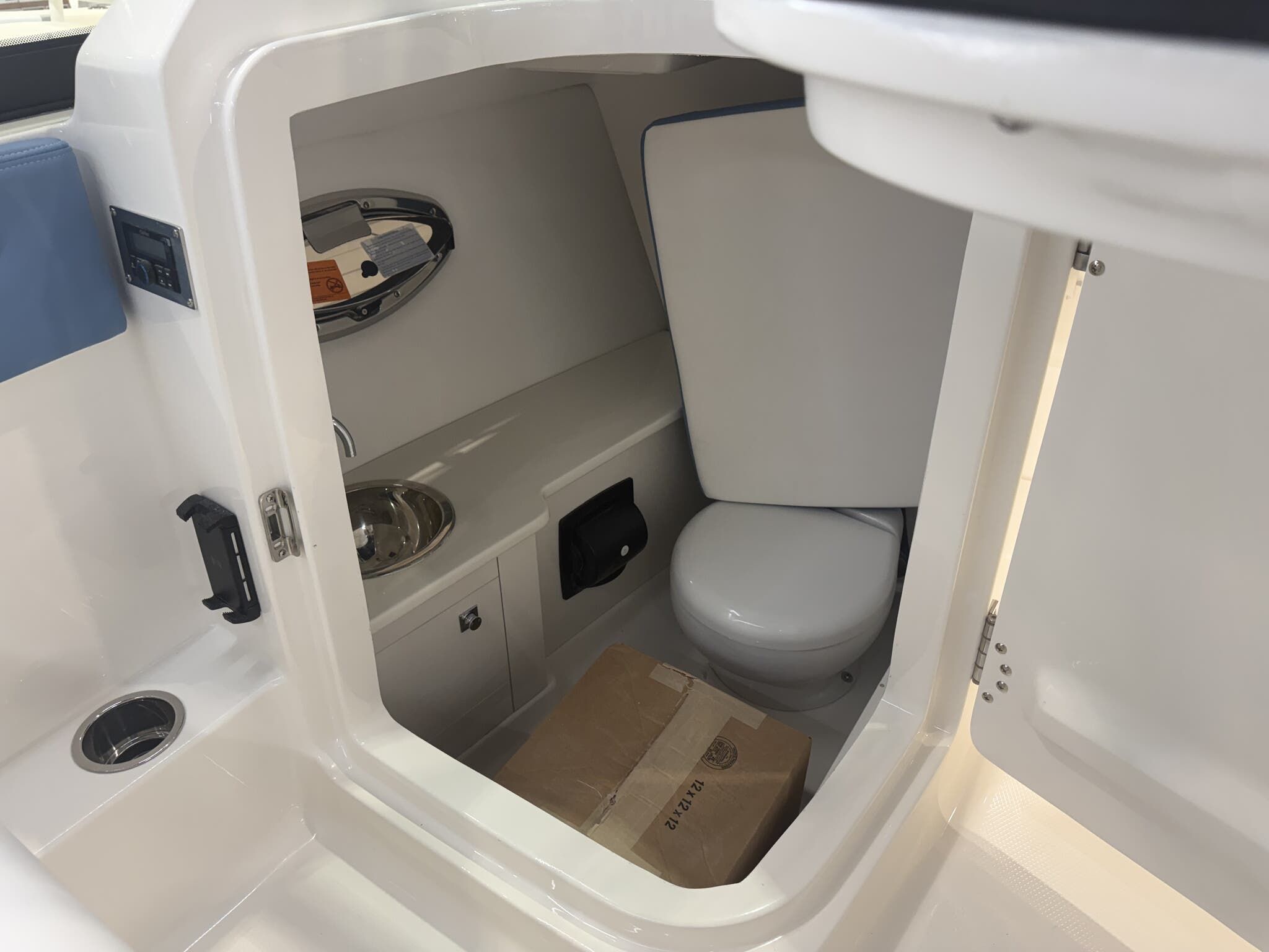 2026 Robalo Dual Console R 257 - 12