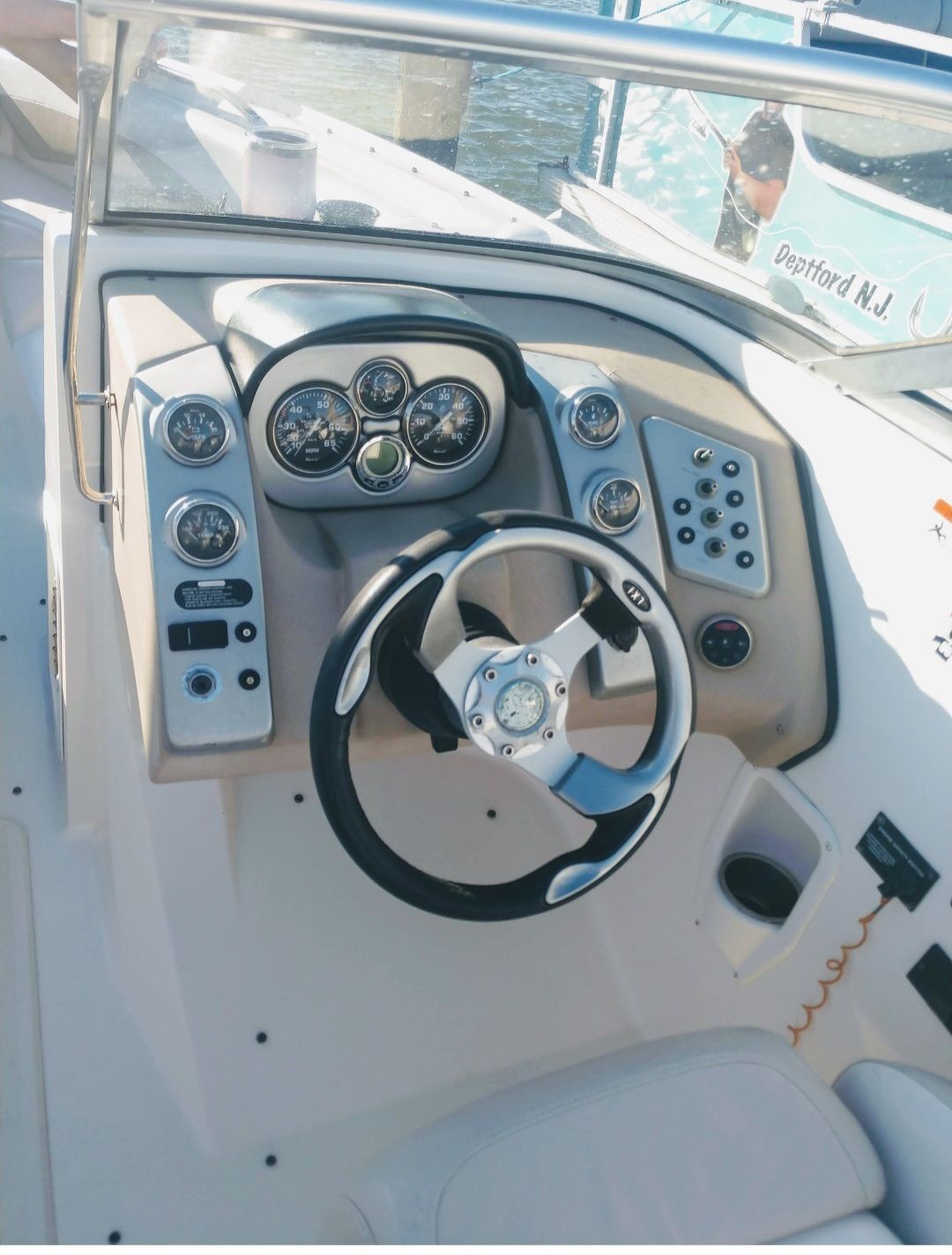 Steering console of a 2007 Larsen LXi 268 boat at the dock.