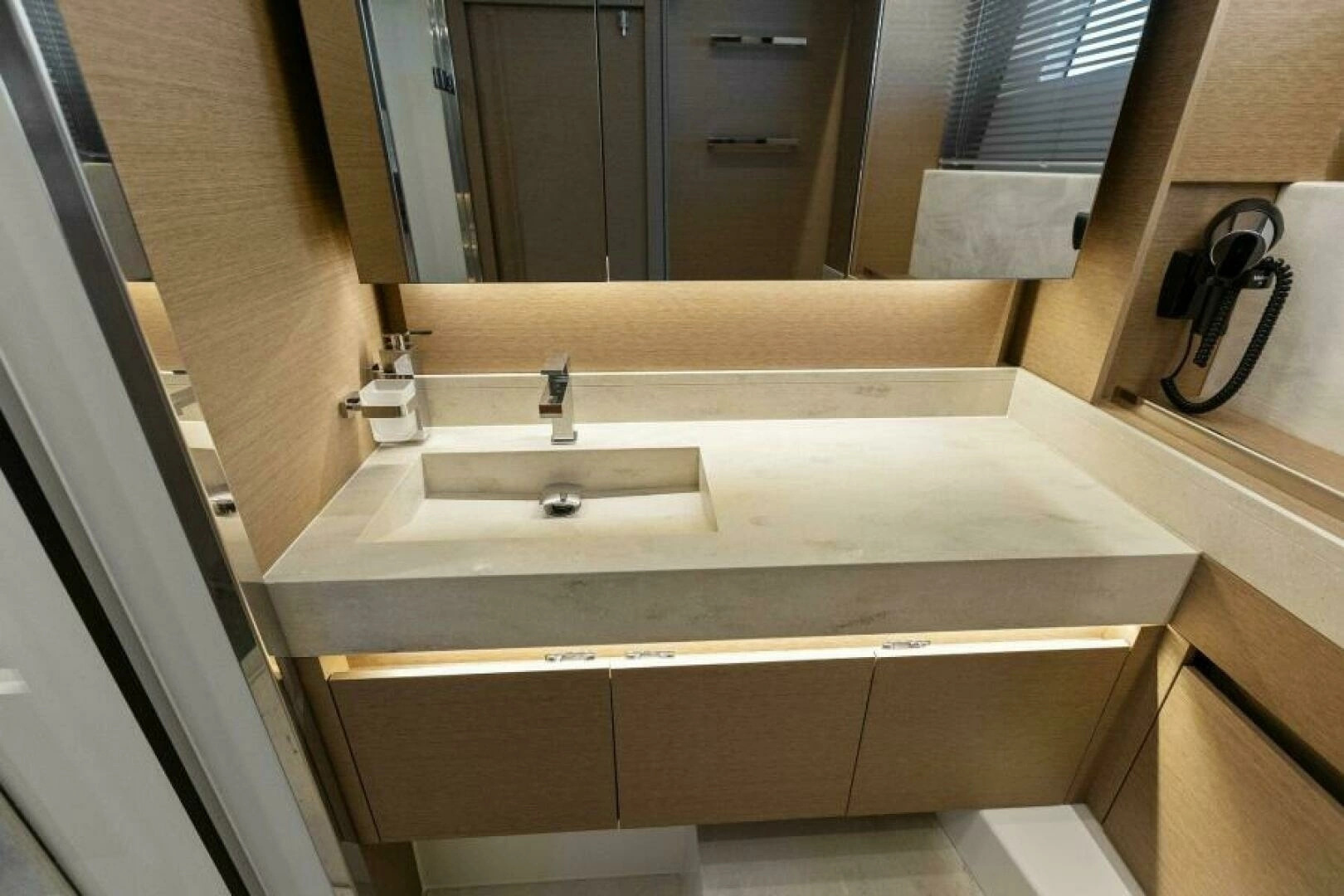 2022 Prestige 590 Flybridge - Image 28