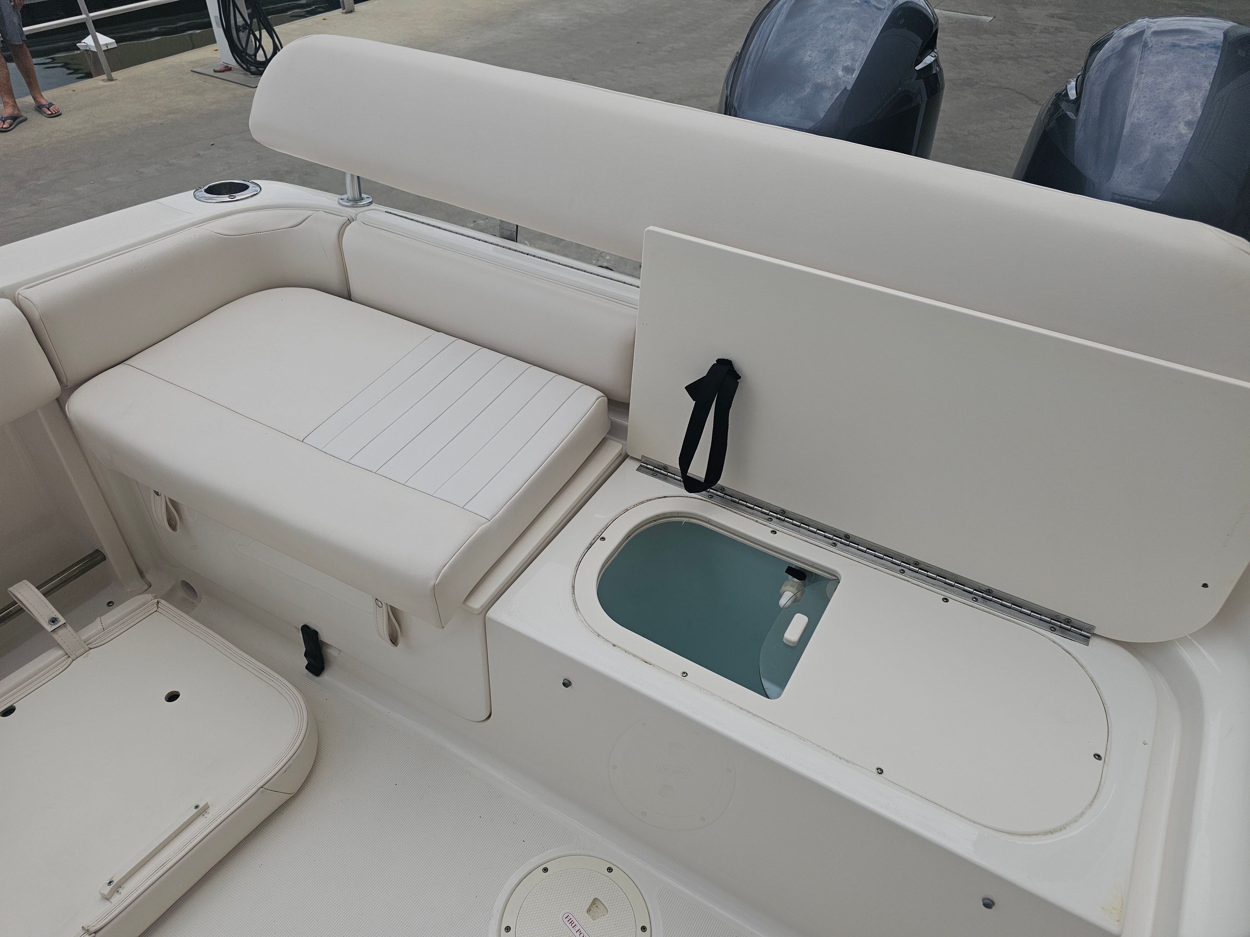 2017 Robalo R265 Walkaround - 16
