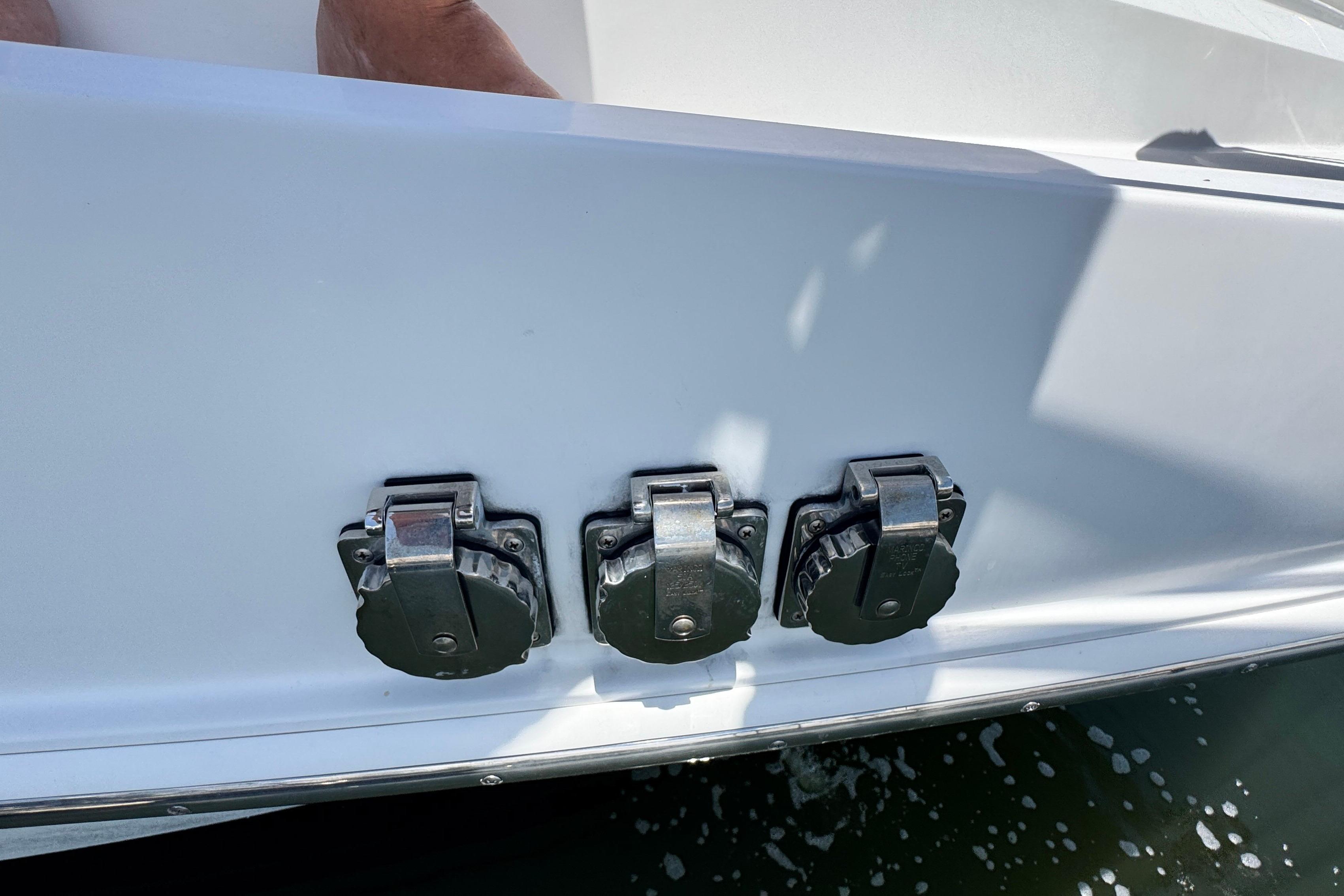 2007 Carver 47 Motor Yacht Exterior