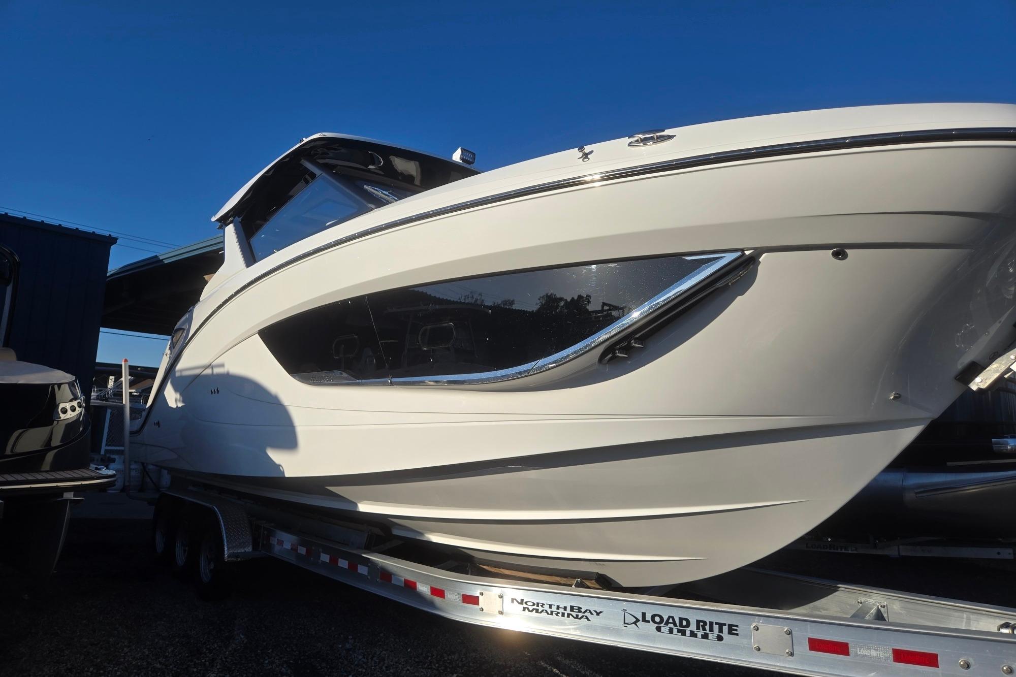 2026 Hurricane SunDeck 3200 OB