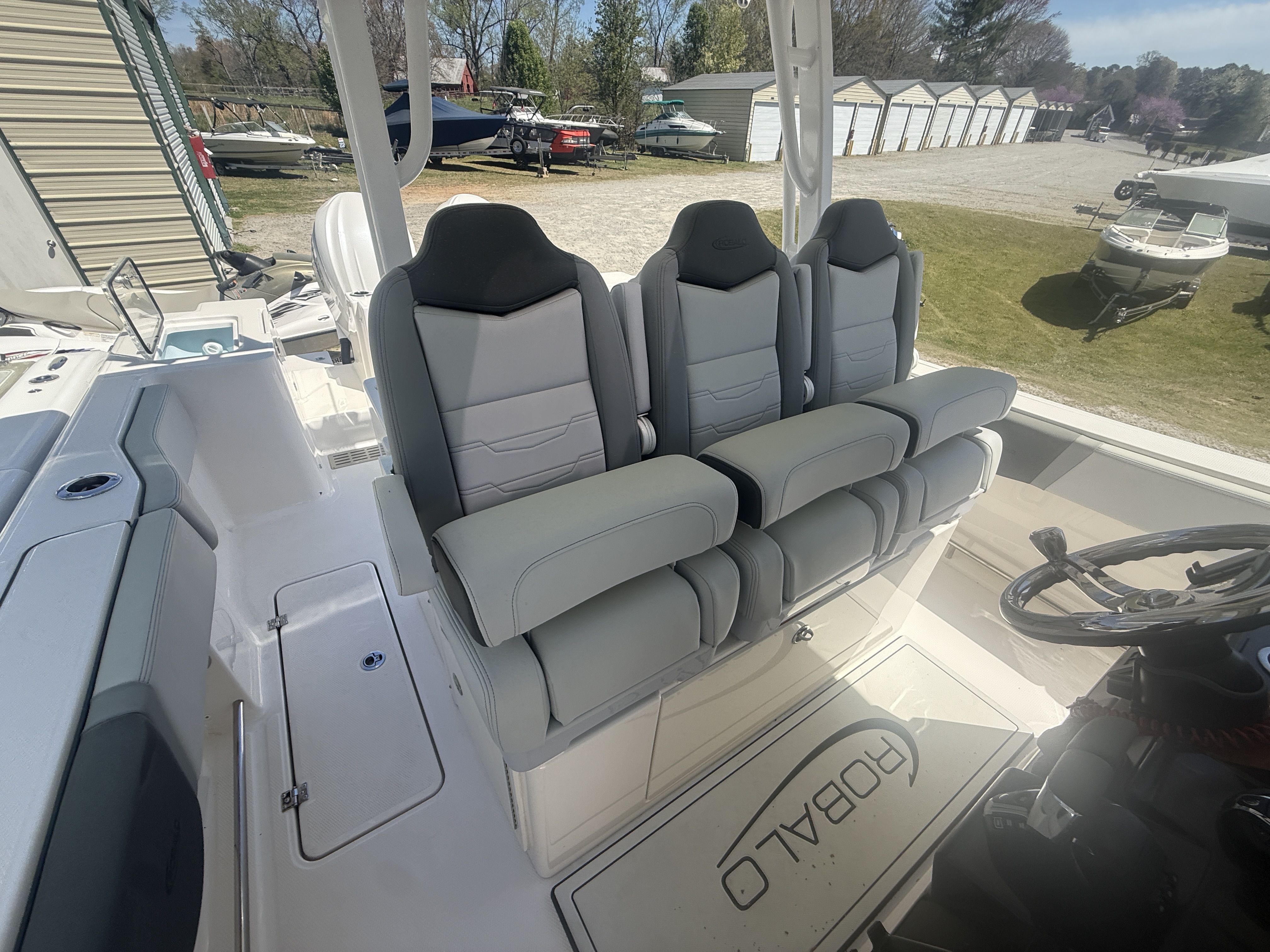 2026 Robalo R300 Center Console - 9