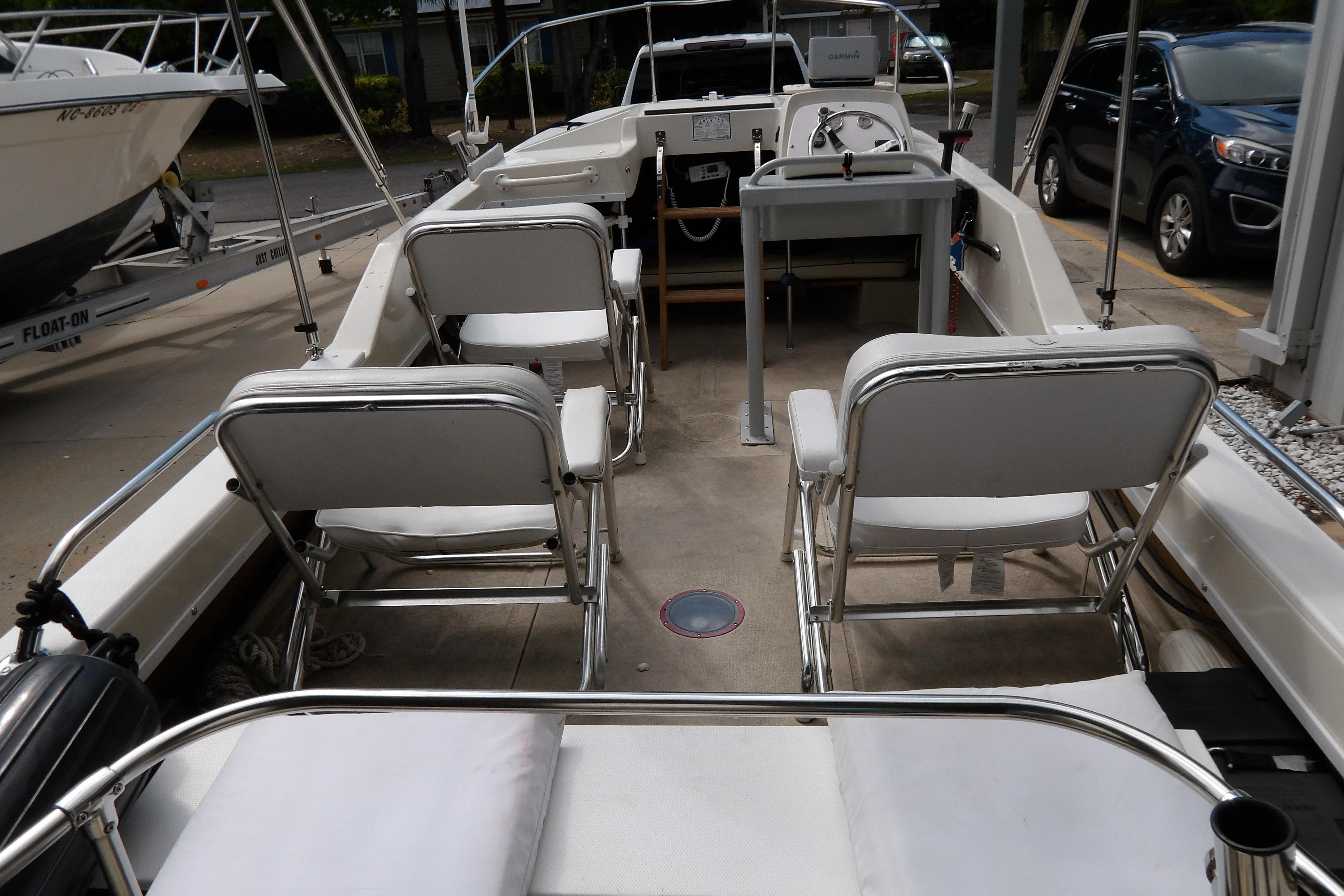 1978 Boston Whaler 21 Revenge boat interior with seating and steering console.
