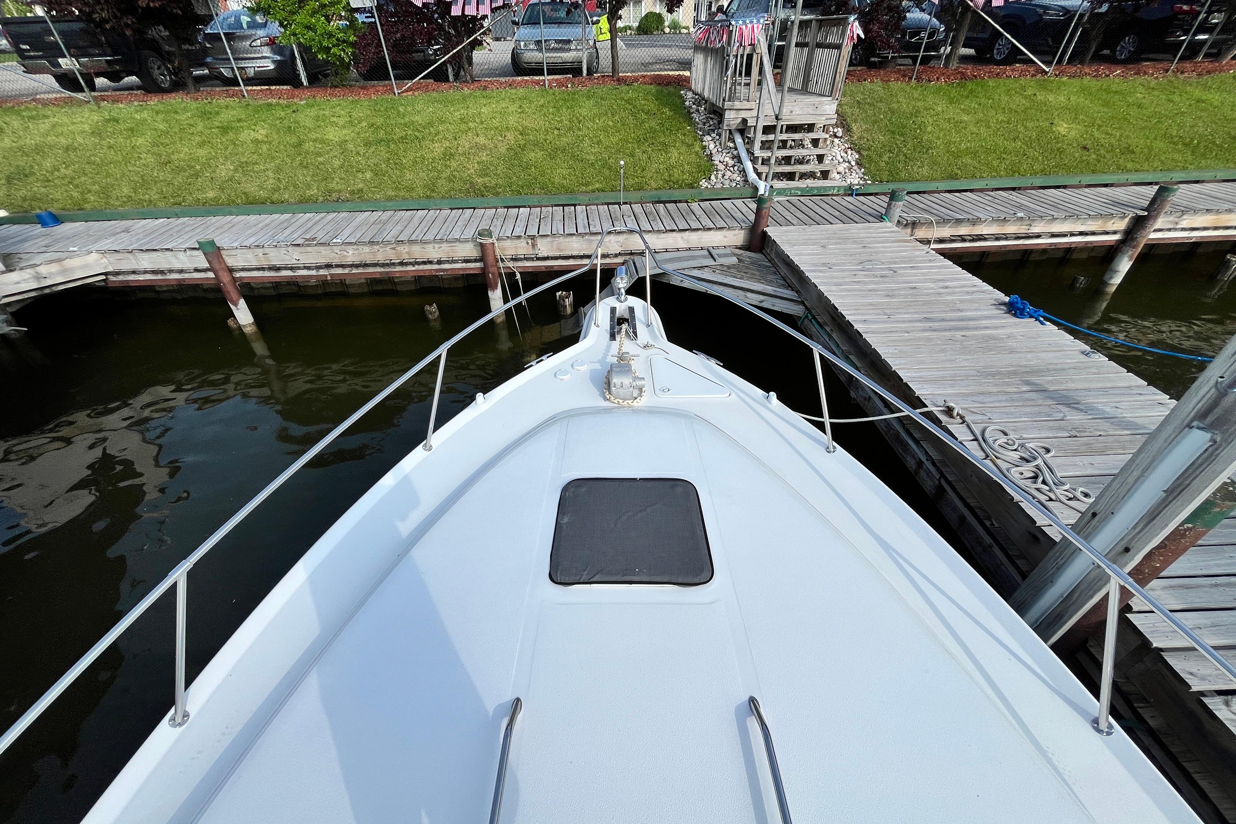 Bow view of 1995 Sea Ray Sundancer 330 docked at a marina.