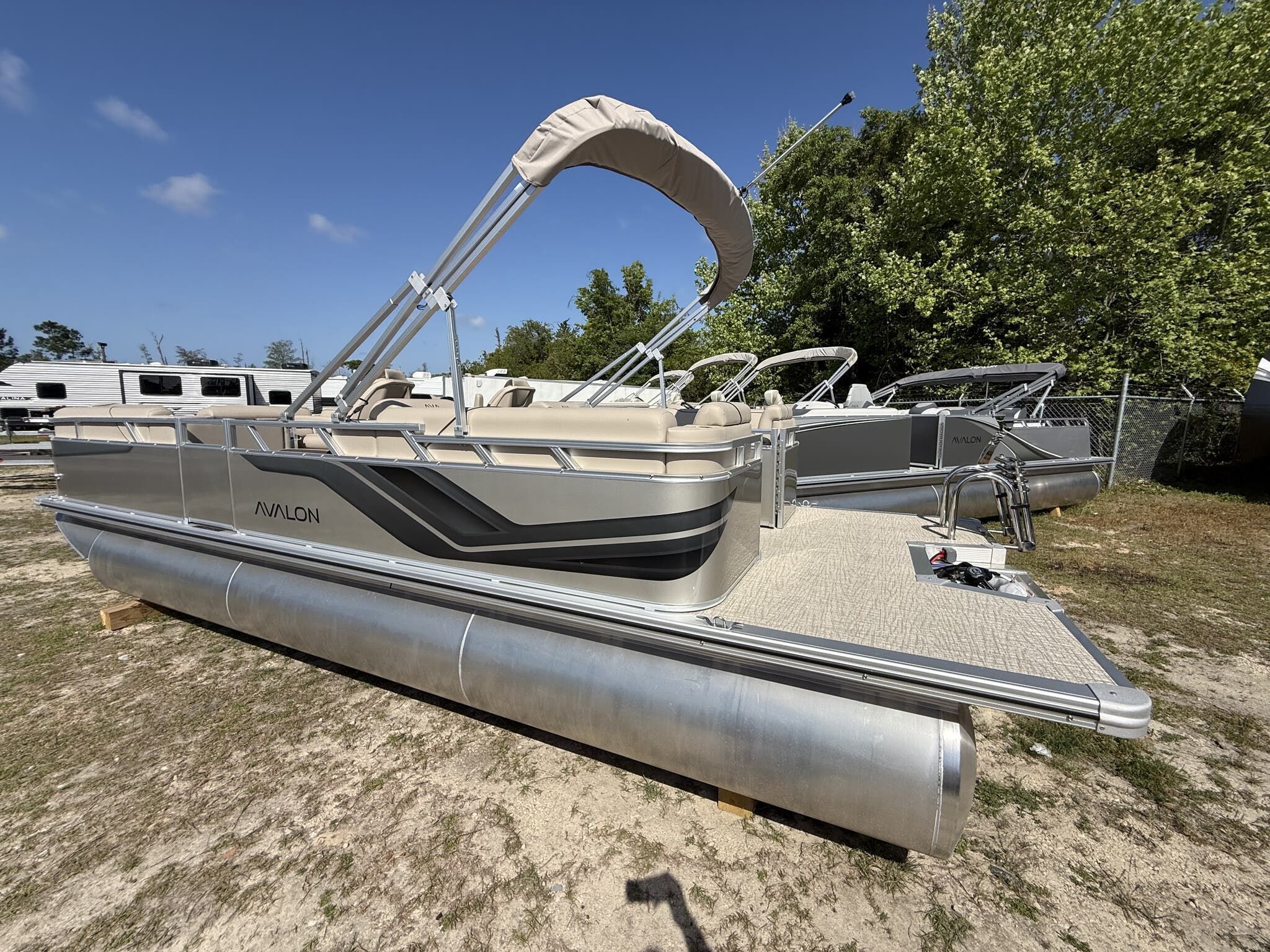 2026 Avalon Venture 85 23 QUAD LOUNGER 140HP - 2