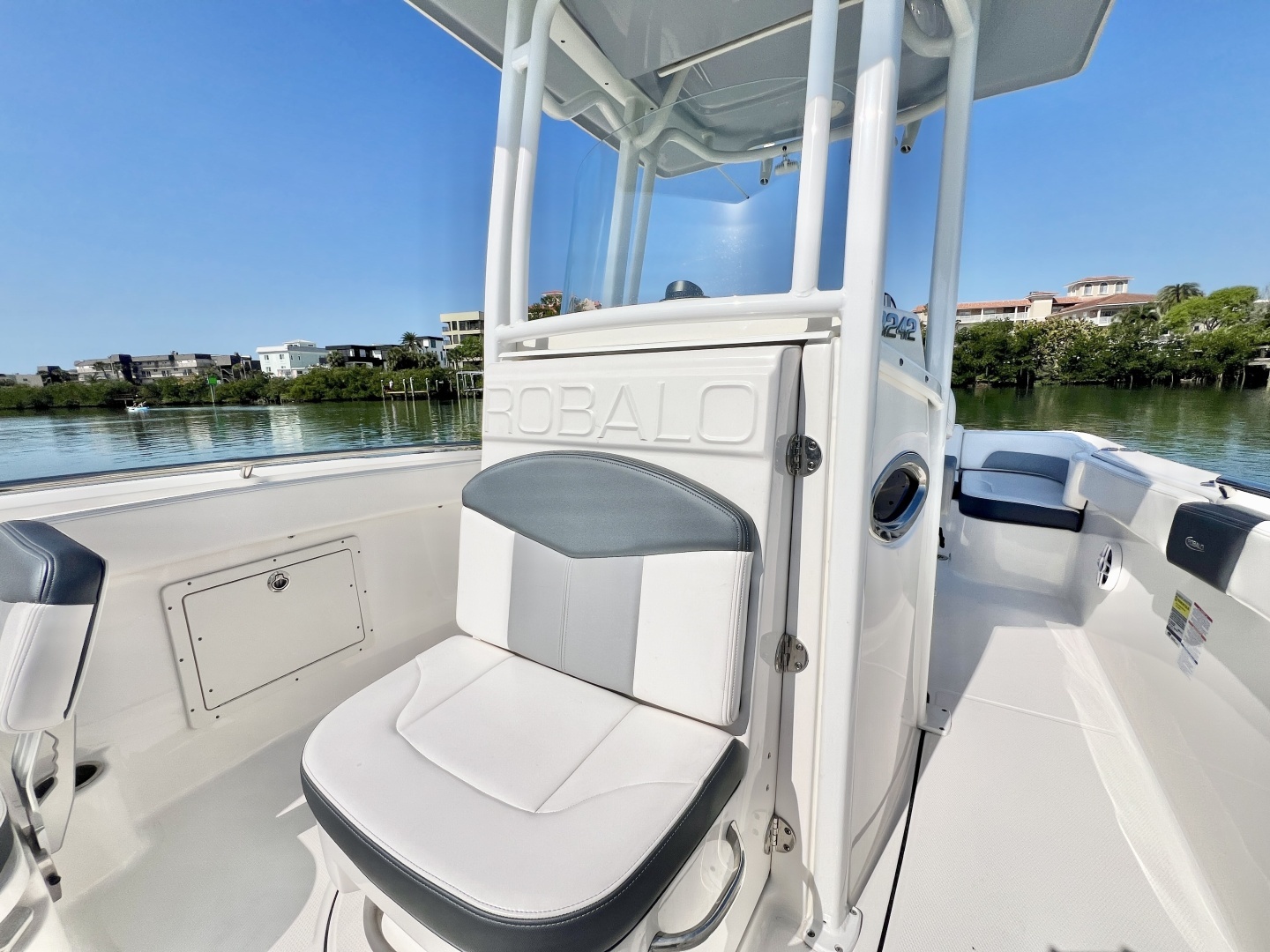 2021 Robalo R242 Explorer - Image 29