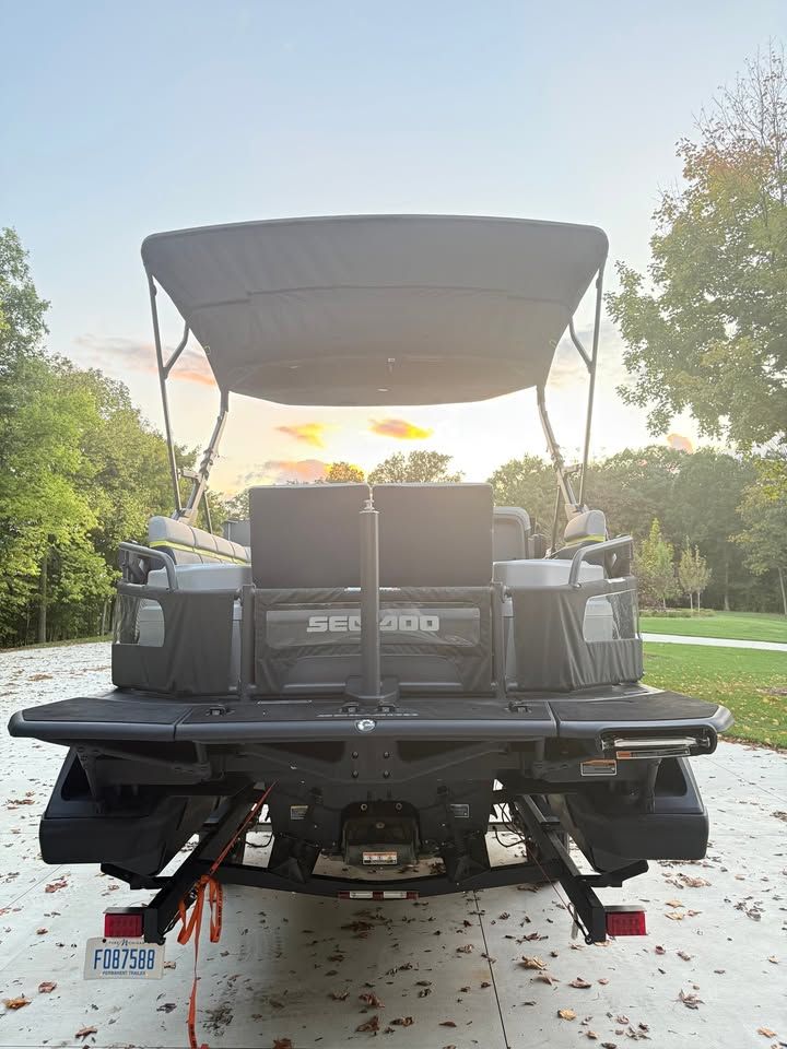 The image shows a 2025 Sea-Doo Switch Cruise Limited 21 on a trailer.