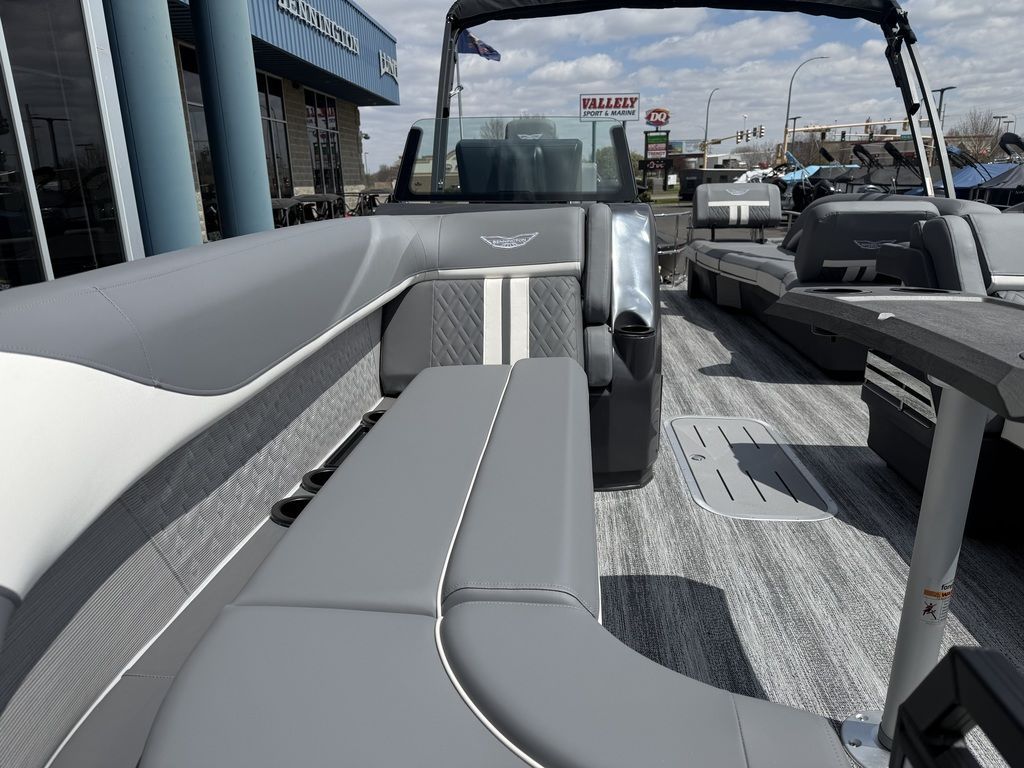 2026 Bennington 24 M Sport Lounge - 14