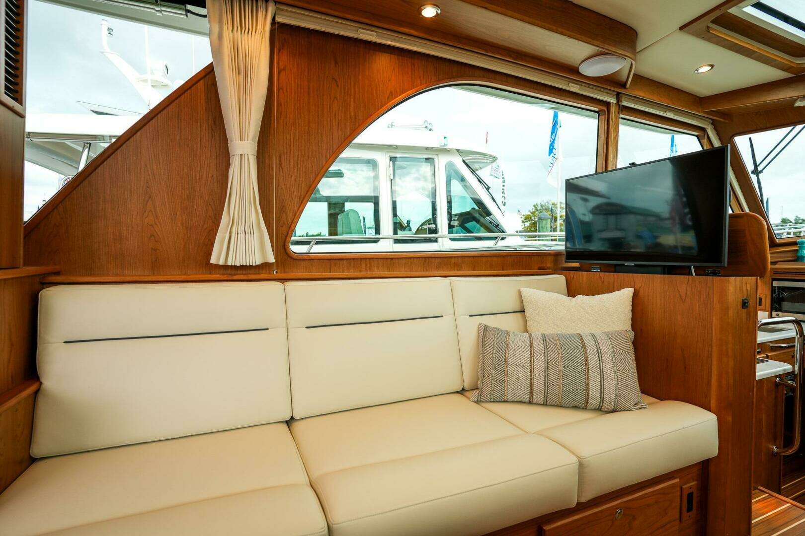 2027 Sabre 45 Salon Express - Image 21