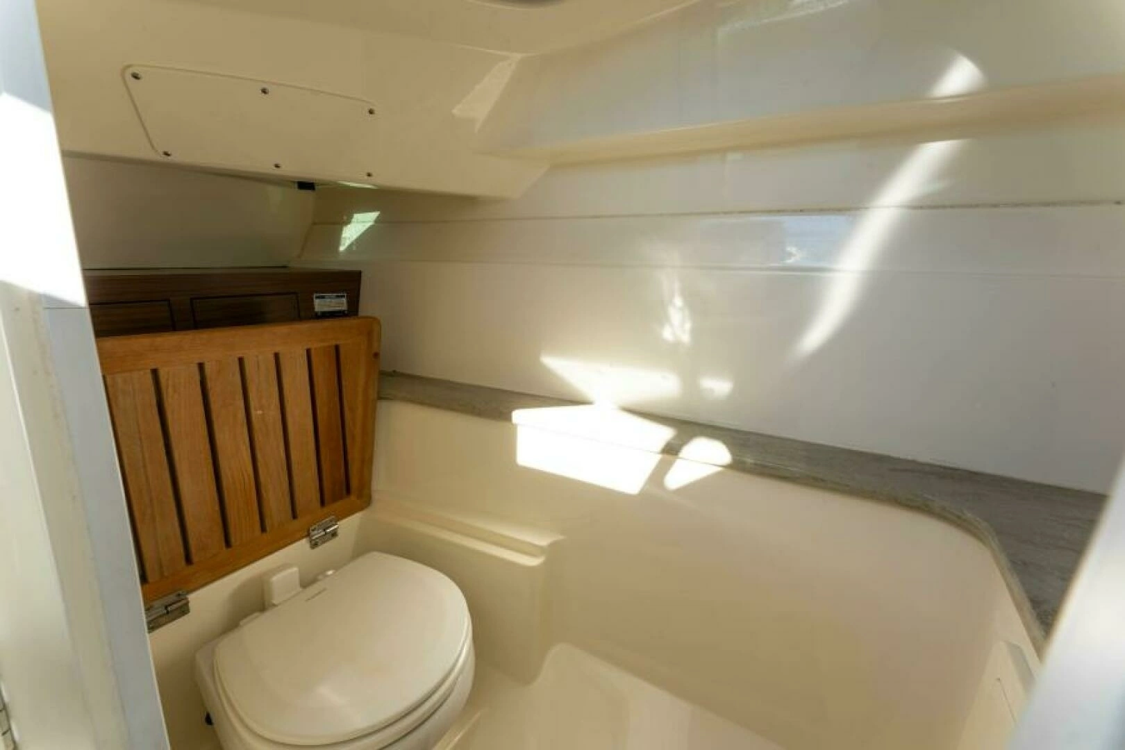 2017 Boston Whaler 320 Vantage - Image 8