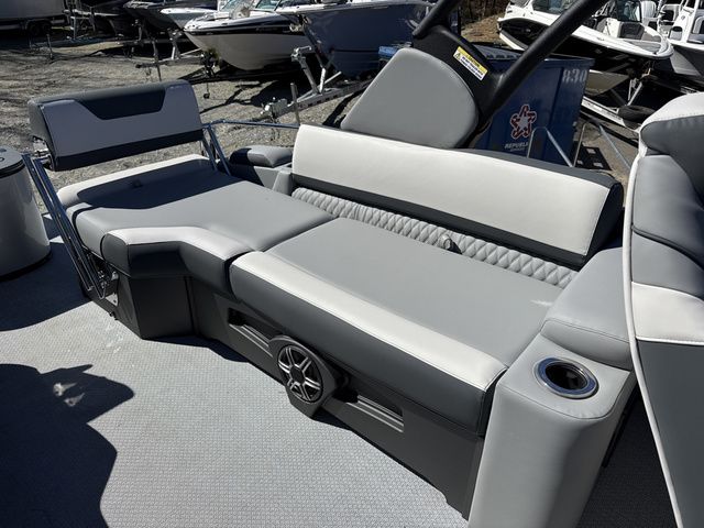2026 Tahoe Cascade - Quad Lounger Shift Windshield - 26