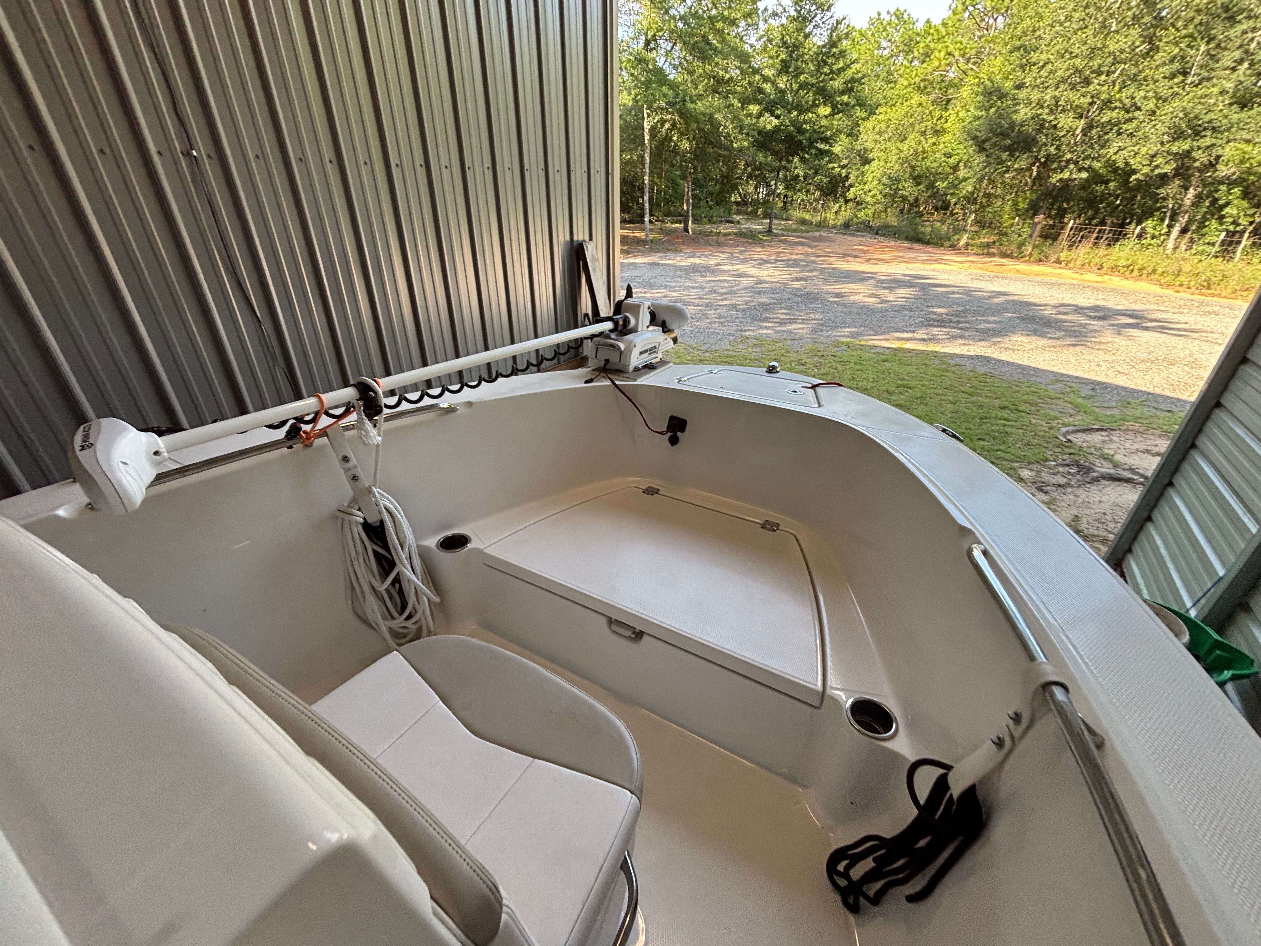 2017 Robalo R180 Center Console - 19