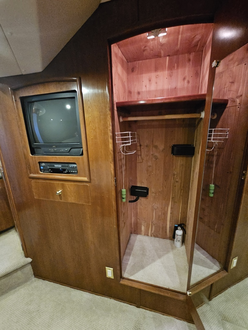 1999 Carver 530 Voyager - Image 28