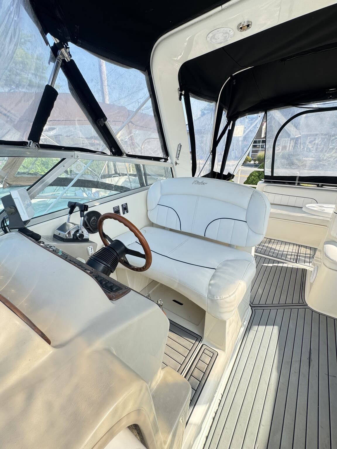 2000 Rinker Express Cruiser 310 Fiesta Vee - 3