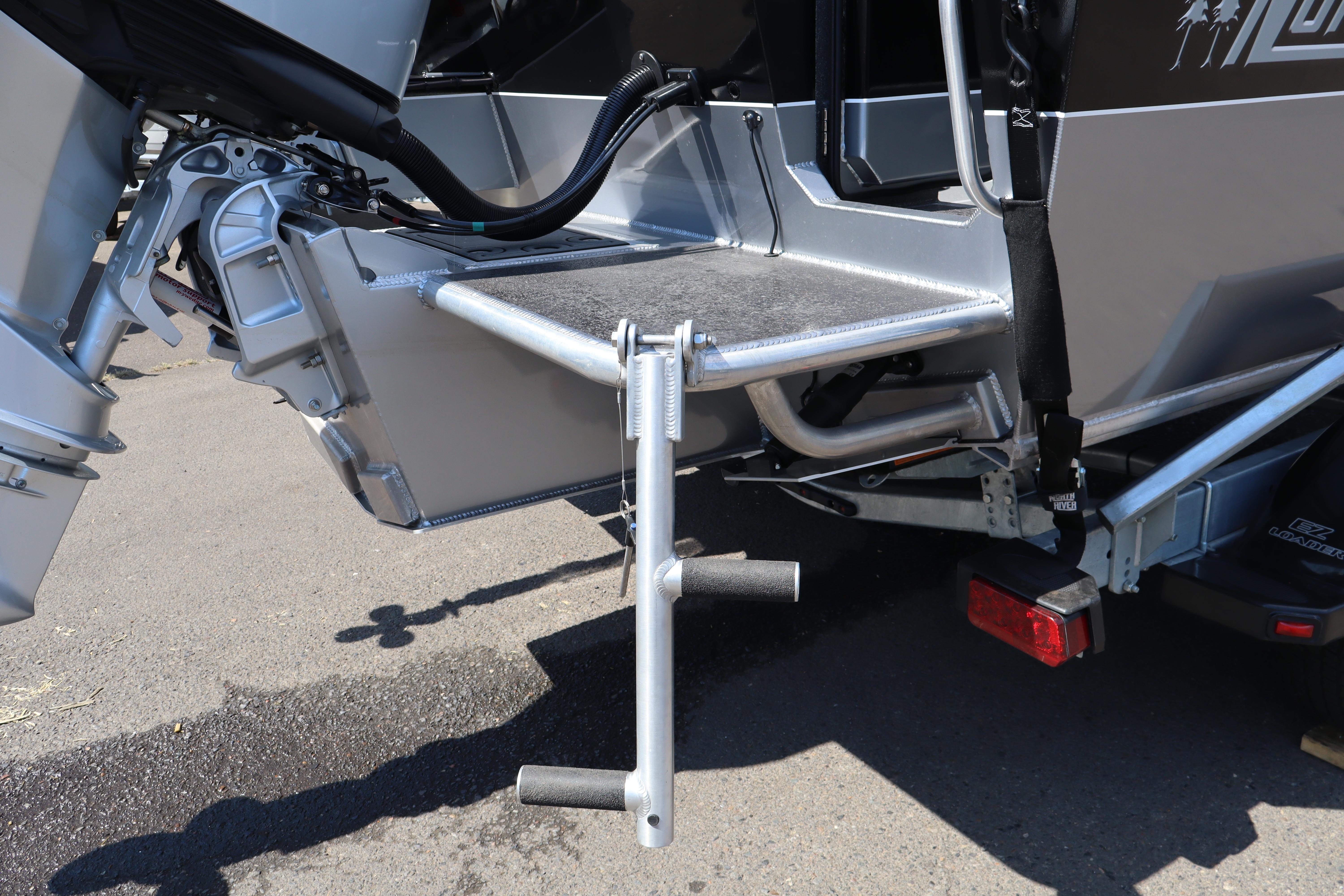 2025 NorthRiver SEAHAWK boat with rear platform and ladder, showcasing sleek design and functionality.