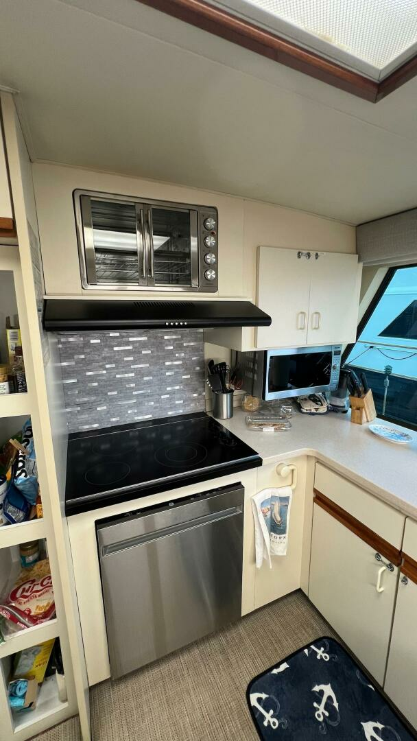 1987 Hatteras Motoryacht - Image 17