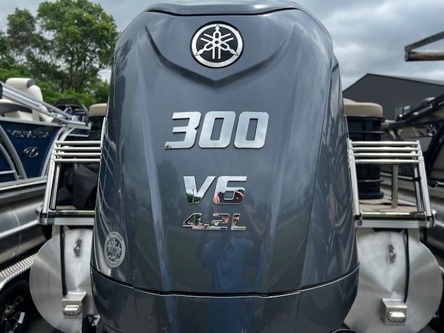Yamaha 300 HP V6 outboard motor on Veranda VP22RCT 2023.