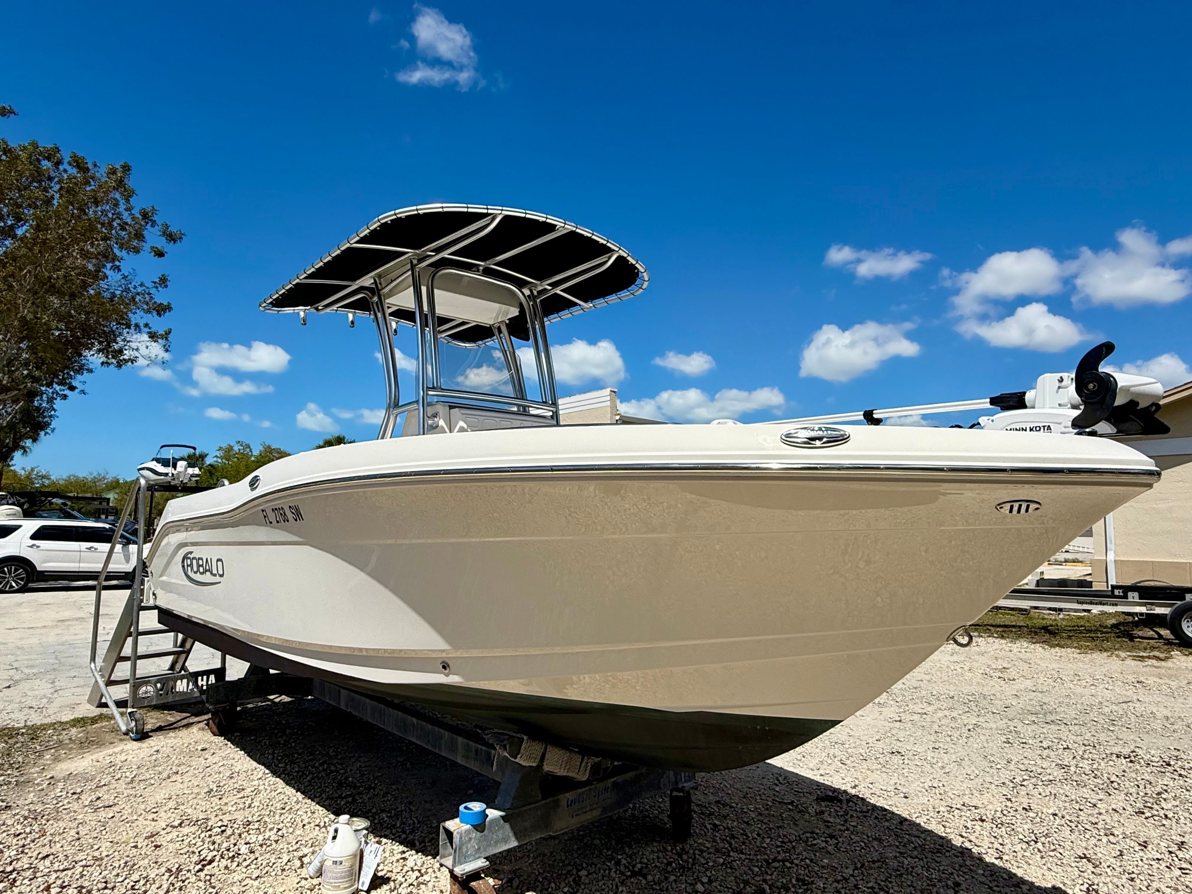 2021 Robalo R200 Center Console