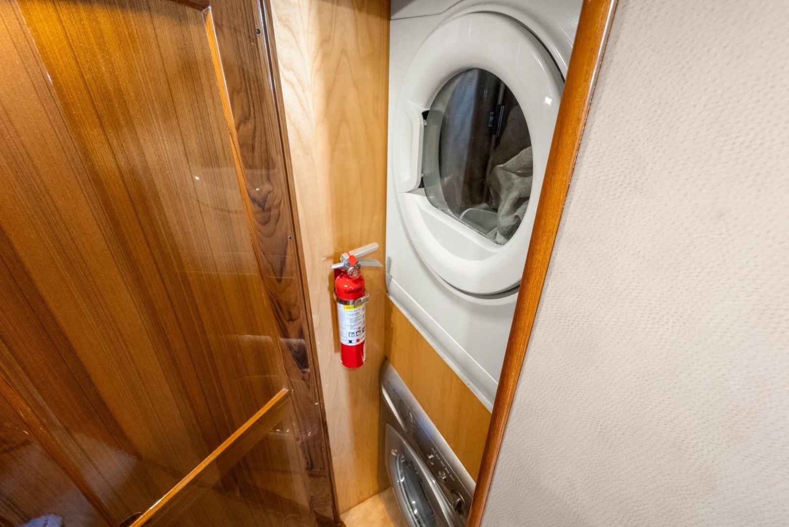 2007 Viking Enclosed Flybridge - Image 20
