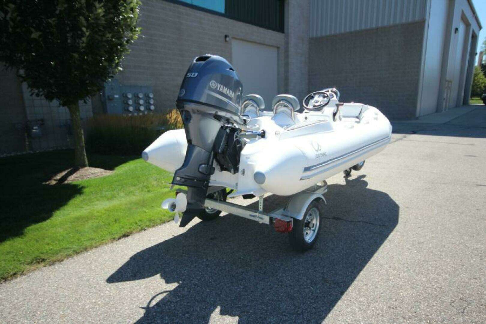 2025 Zodiac Yachtline 400 DL NEO - Image 2