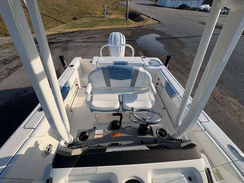 2026 Robalo R230 Center Console - 10