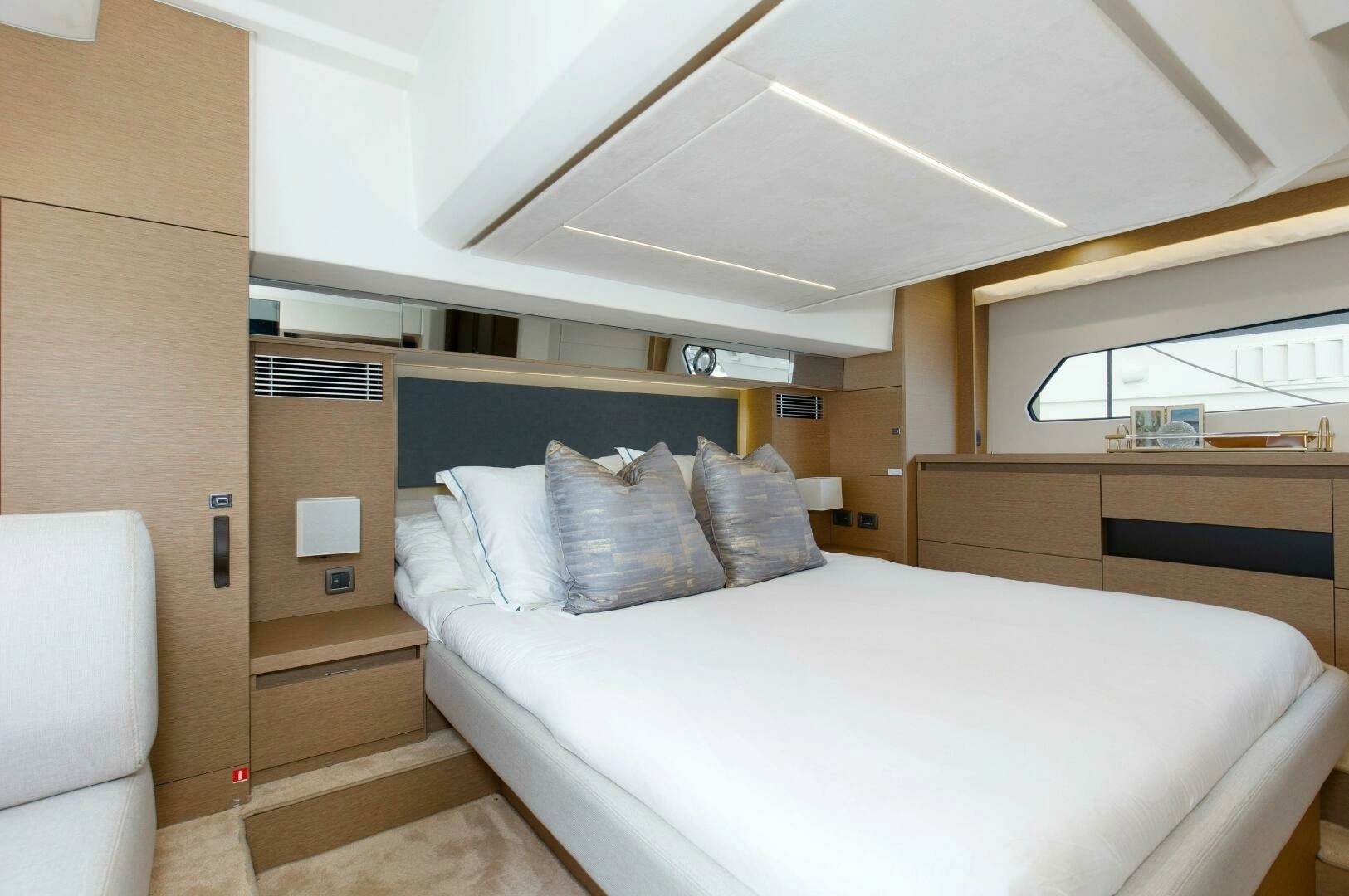2023 Prestige 460 Flybridge - Image 15
