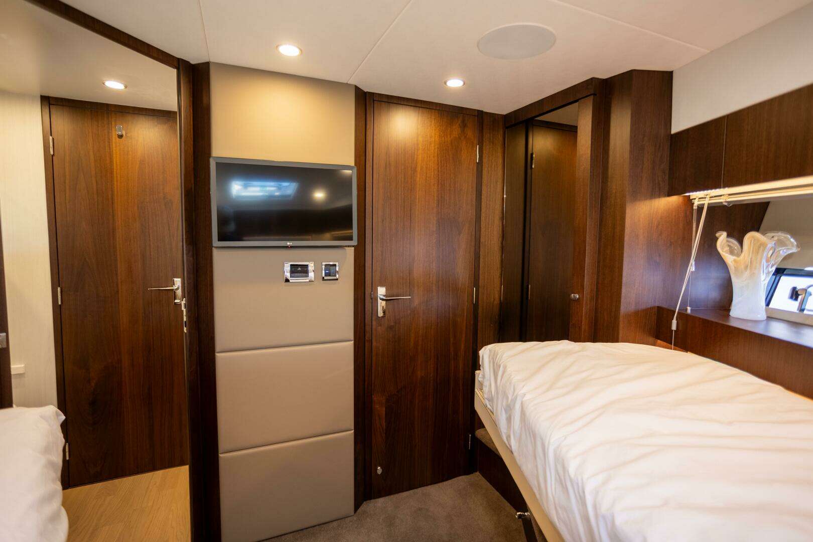 2025 Fairline Squadron 50 - Image 26
