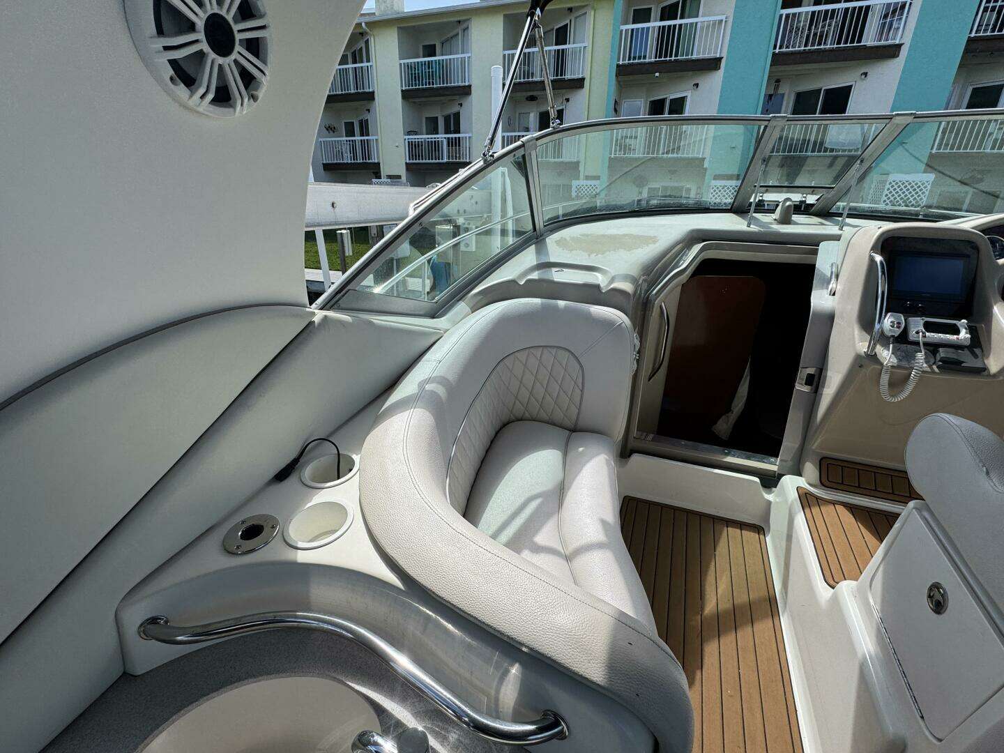 2002 Sea Ray 320 Sundancer - Image 18