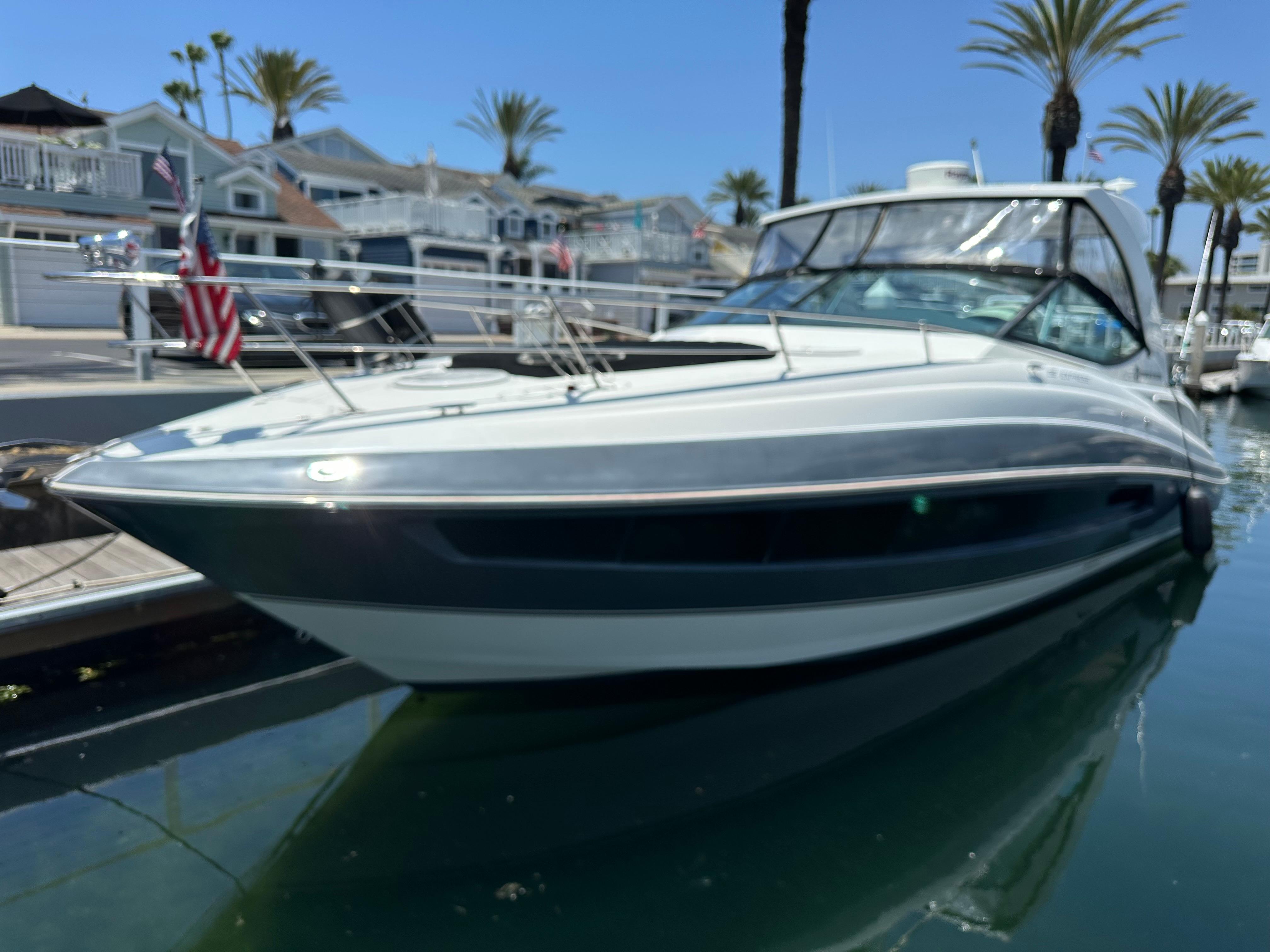 2017 Cruisers Yachts 350 Express
