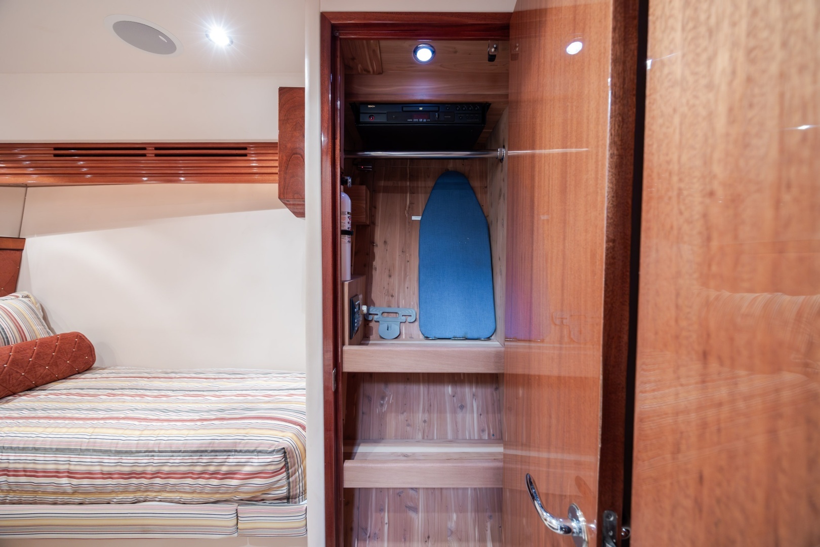 2008 Hatteras Motor Yacht - Image 67