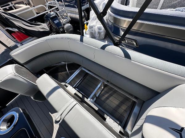 2025 Tahoe Pontoon 2585 LTZ Entertainer with sleek seating and modern design.
