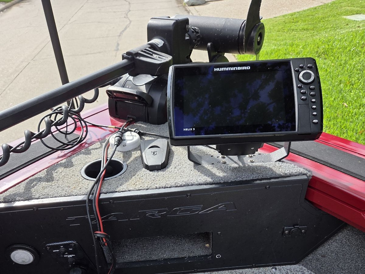 Tracker Targa V-19 TE 2022 with Humminbird Helix 9 fish finder.