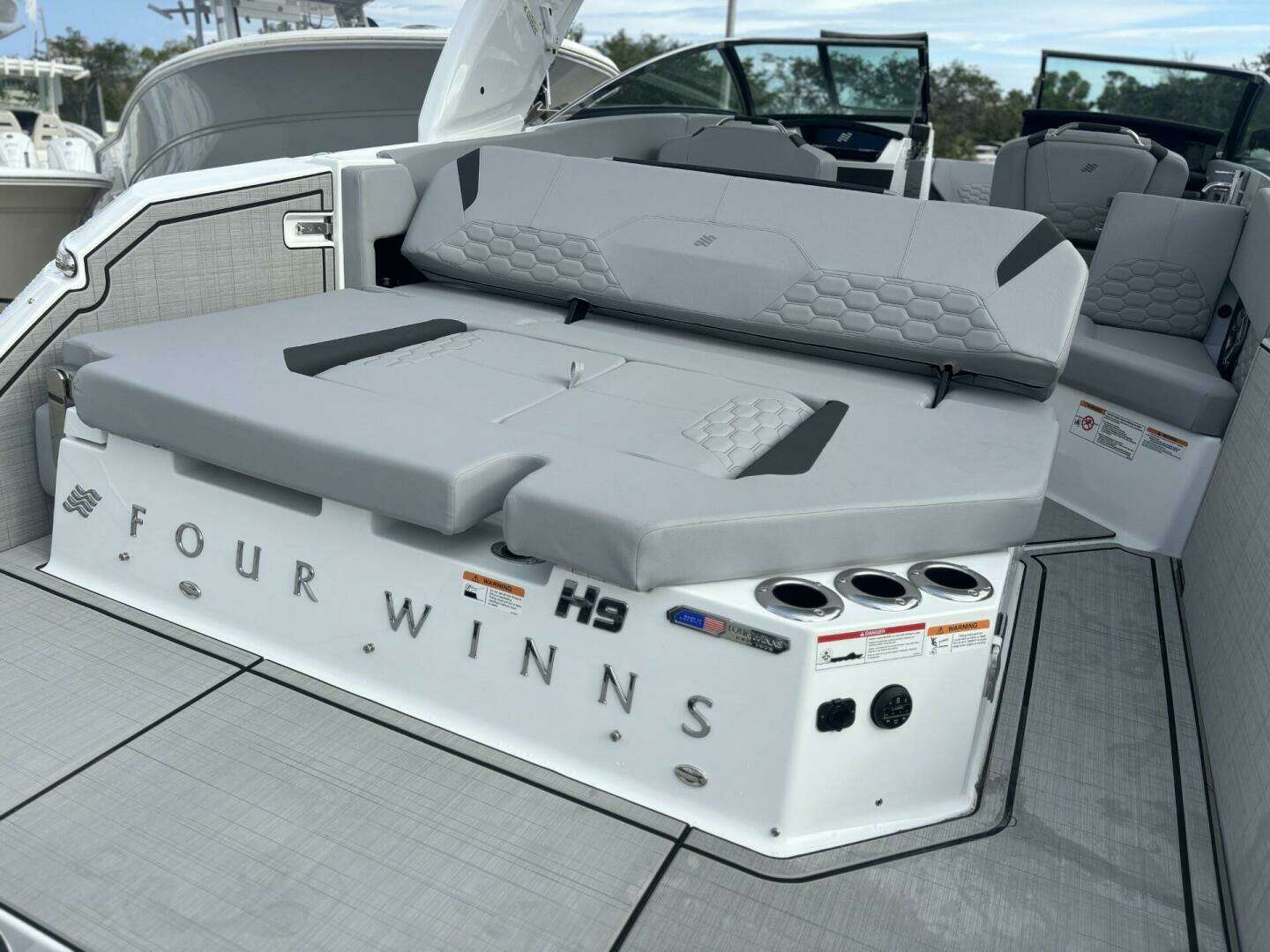 2026 Four Winns H9 - Image 8