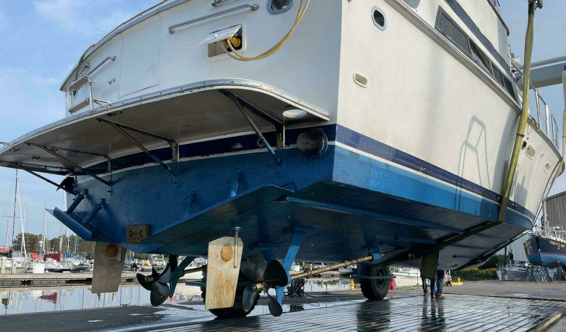 1989 Marine Trader 47 Cockpit Motor Yacht - Image 3