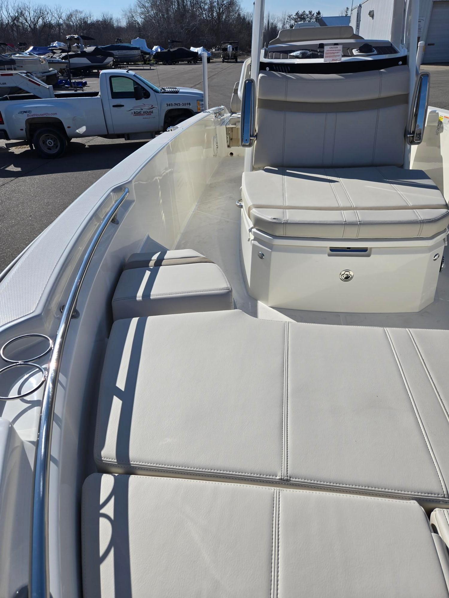 2025 Boston Whaler 250 Dauntless - 6