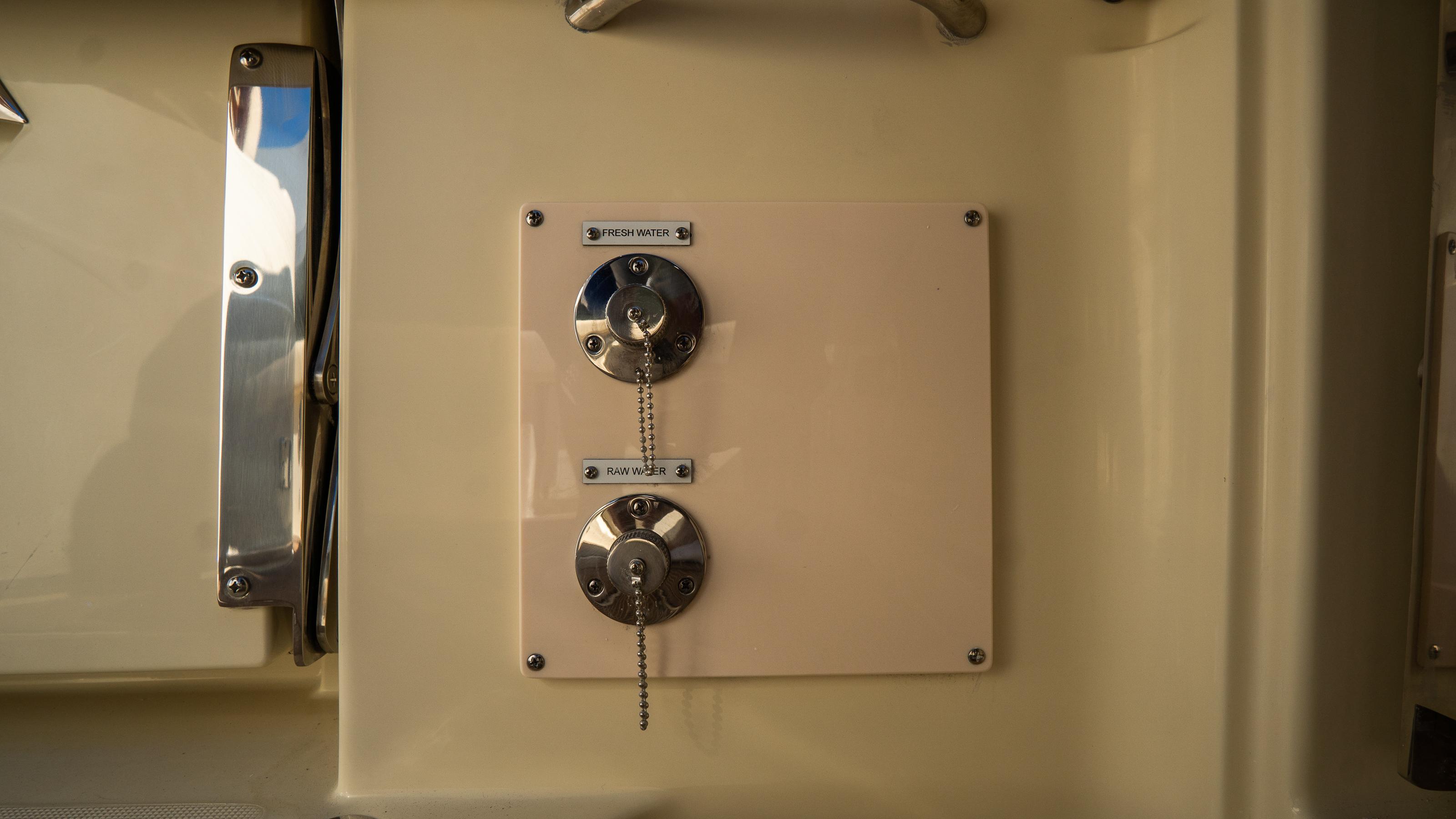2025 Chris-Craft Catalina 30 boat fuel and water fill ports.