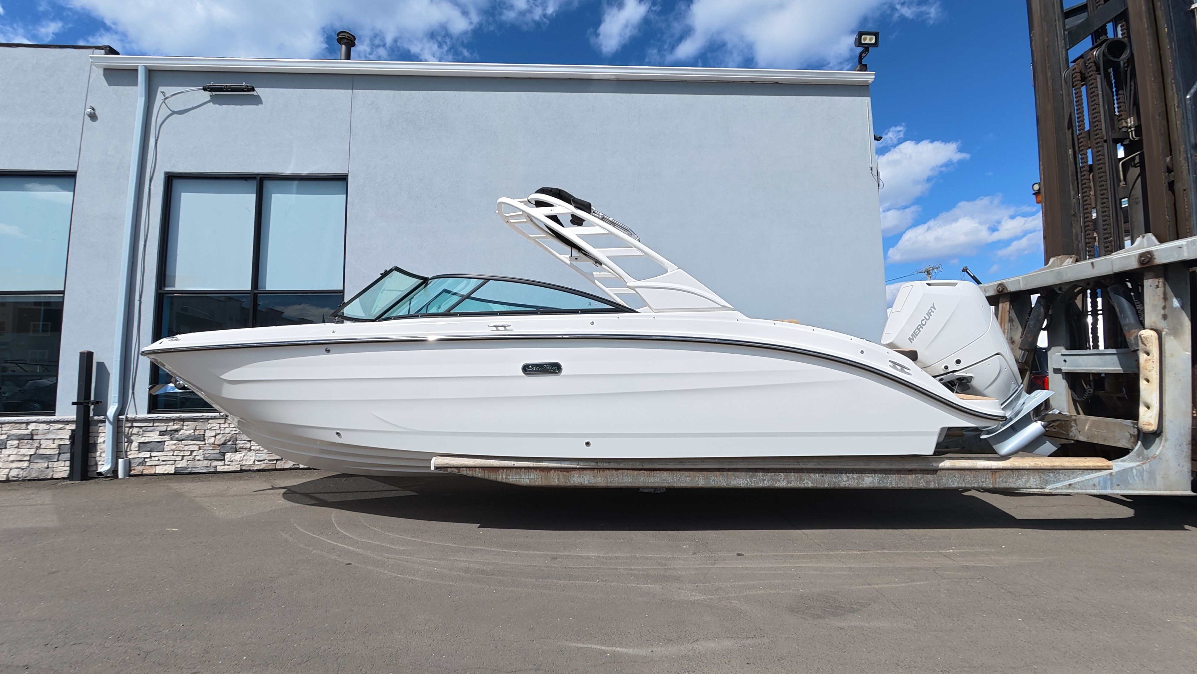 2026 Sea Ray SDX 270 Outboard
