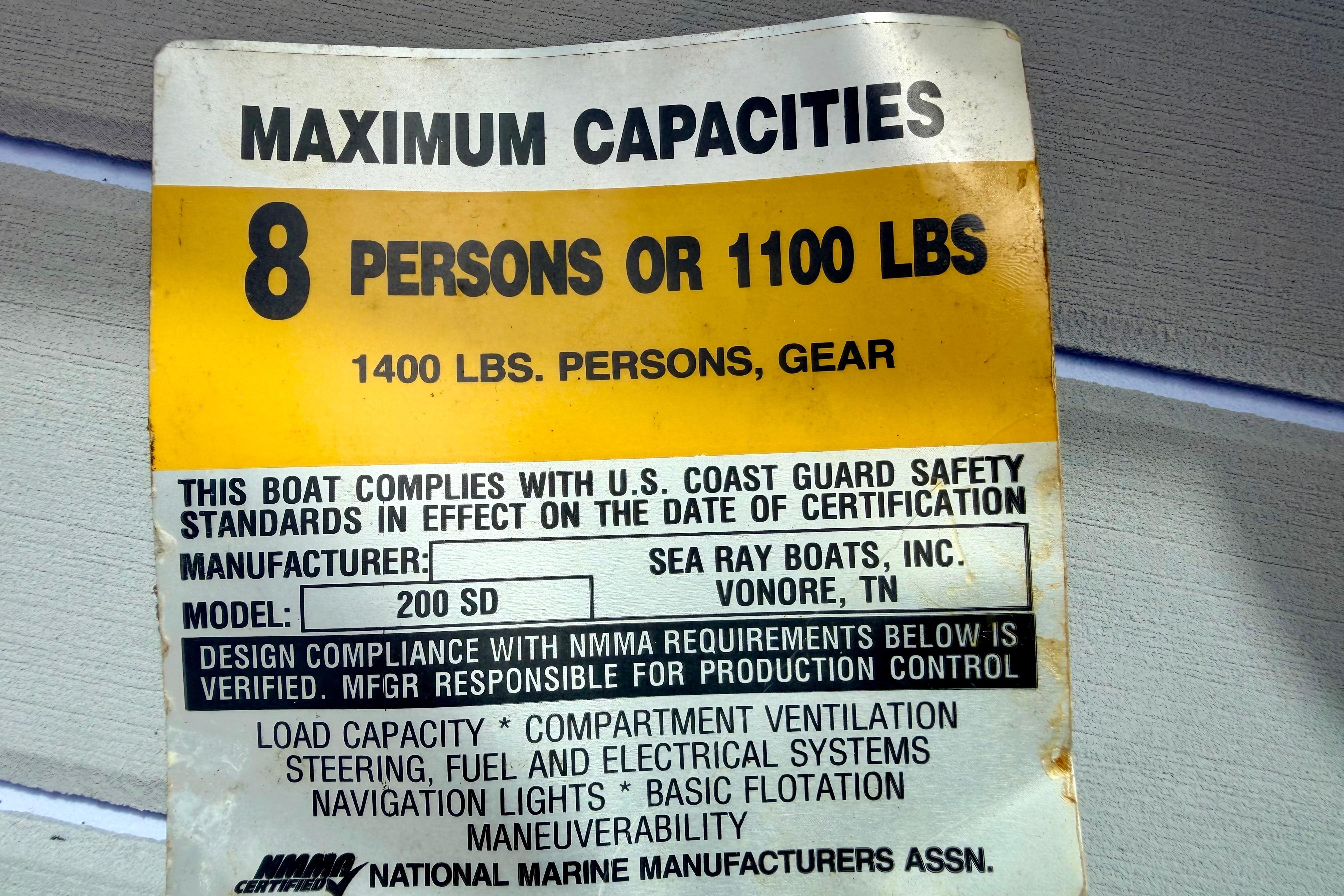 2003 Sea Ray 200 Sundeck capacity label, 8 persons or 1100 lbs, U.S. Coast Guard compliant.