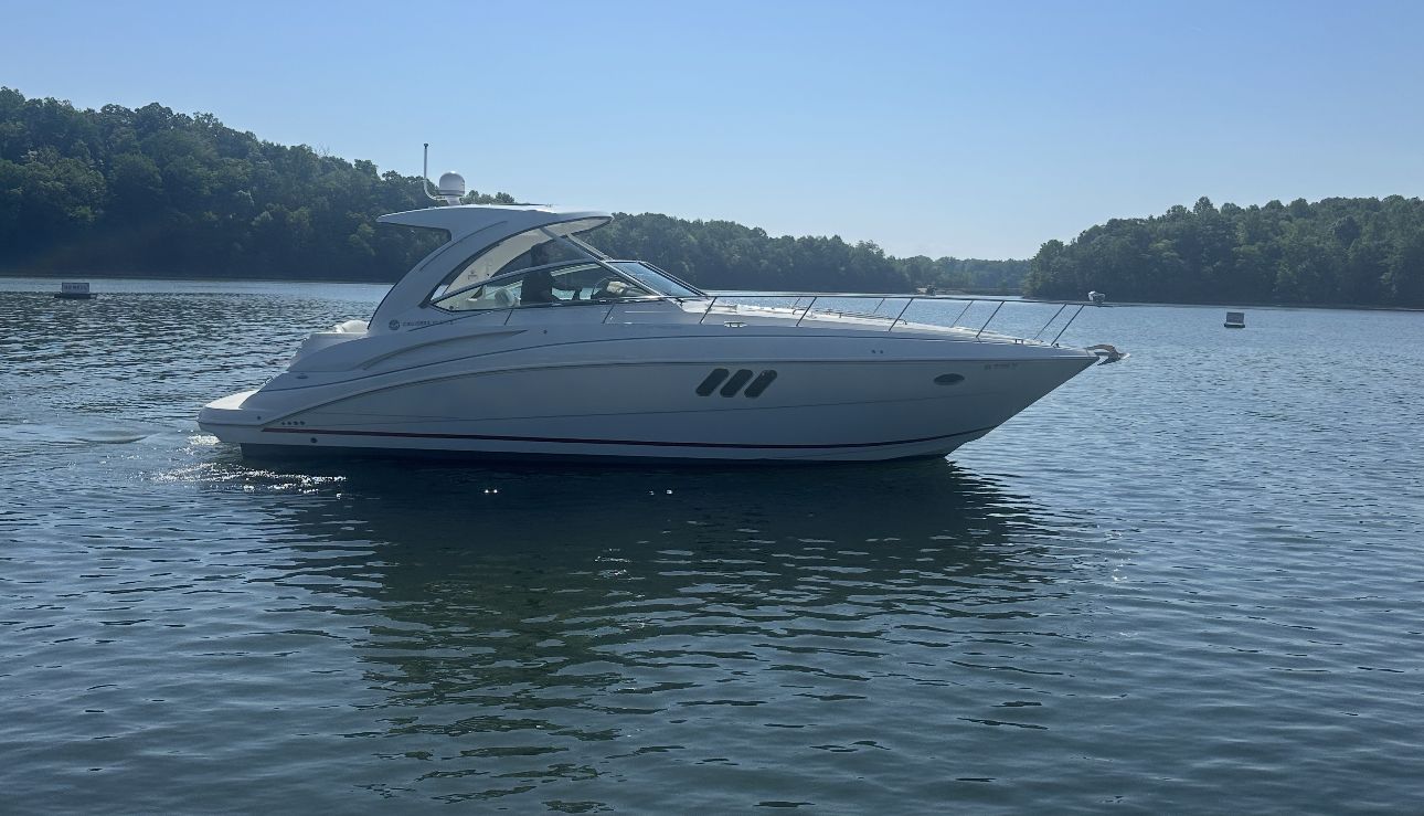 2015 Cruisers Yachts 380 Express
