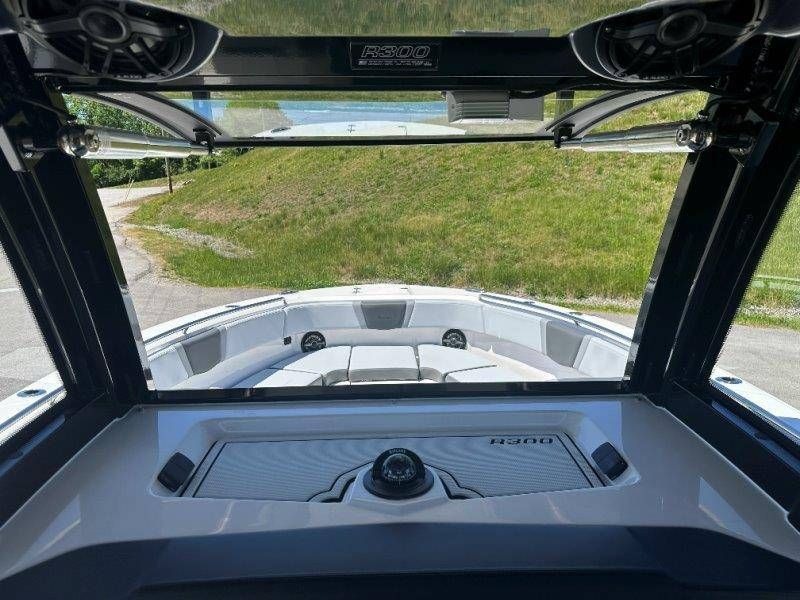 2026 Robalo R300 Center Console - 61