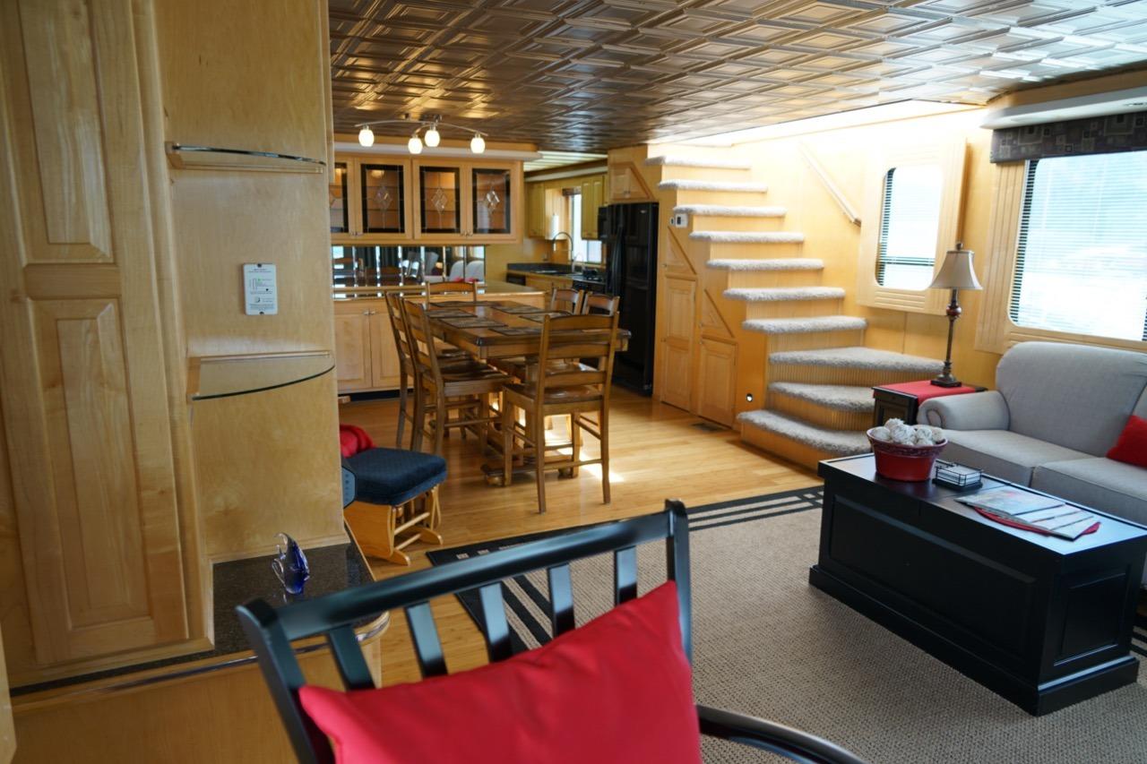 Luxurious interior of a 2000 Stardust Cruisers houseboat, featuring elegant wood finishes and modern furnishings.