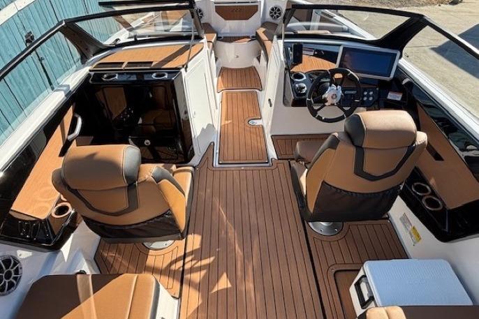 2026 Yamaha Boats 222SE interior with luxurious seating and modern dashboard design.