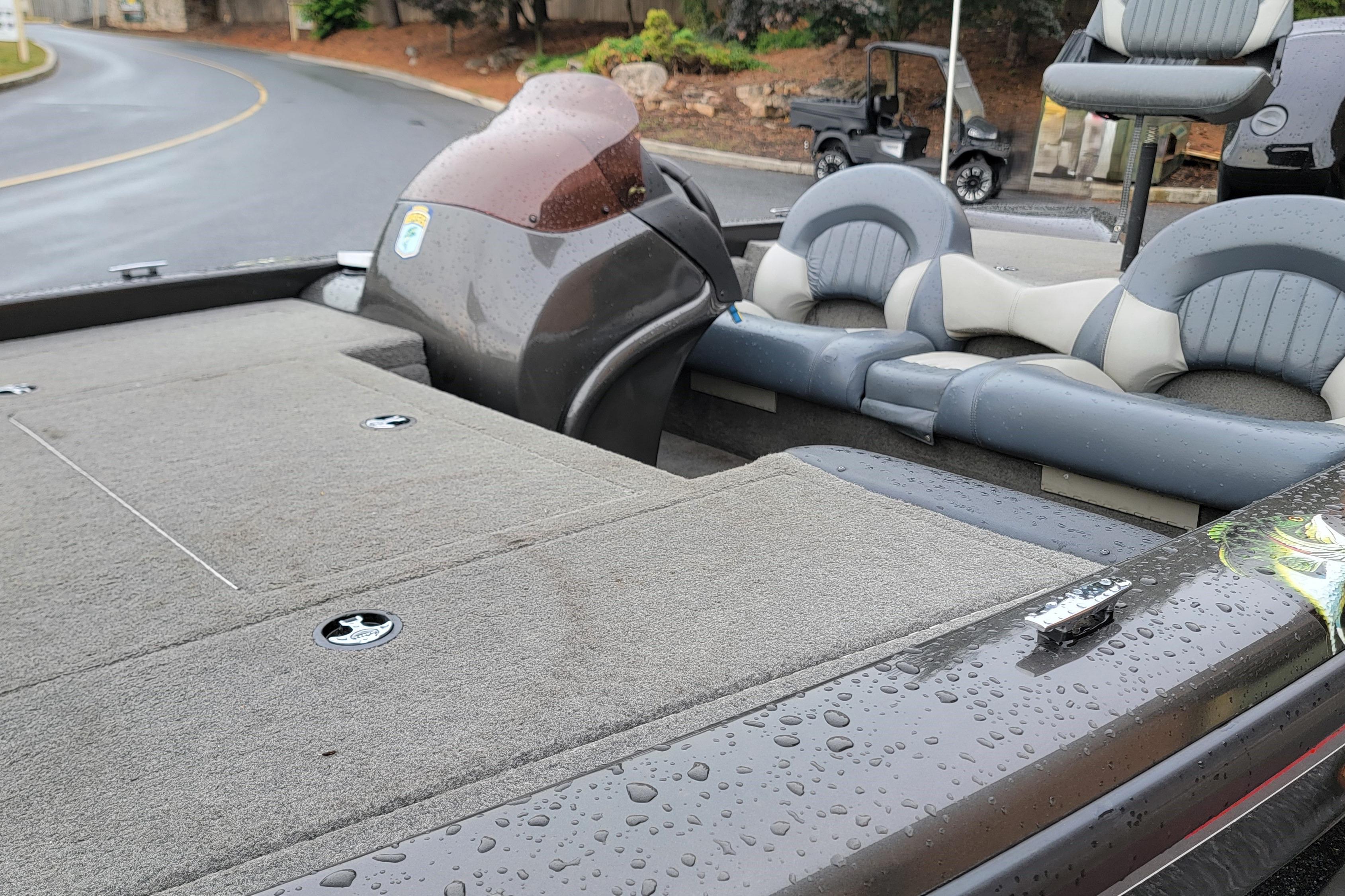2006 Tracker Avalanche 18 SC boat interior with wet seats and deck.