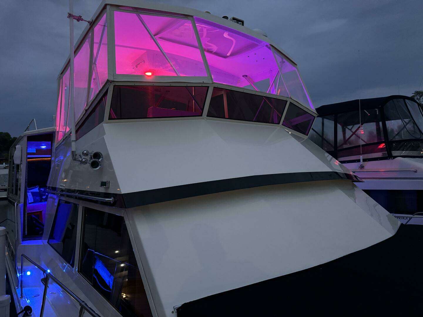 1987 Viking 48 Motor Yacht - Image 10