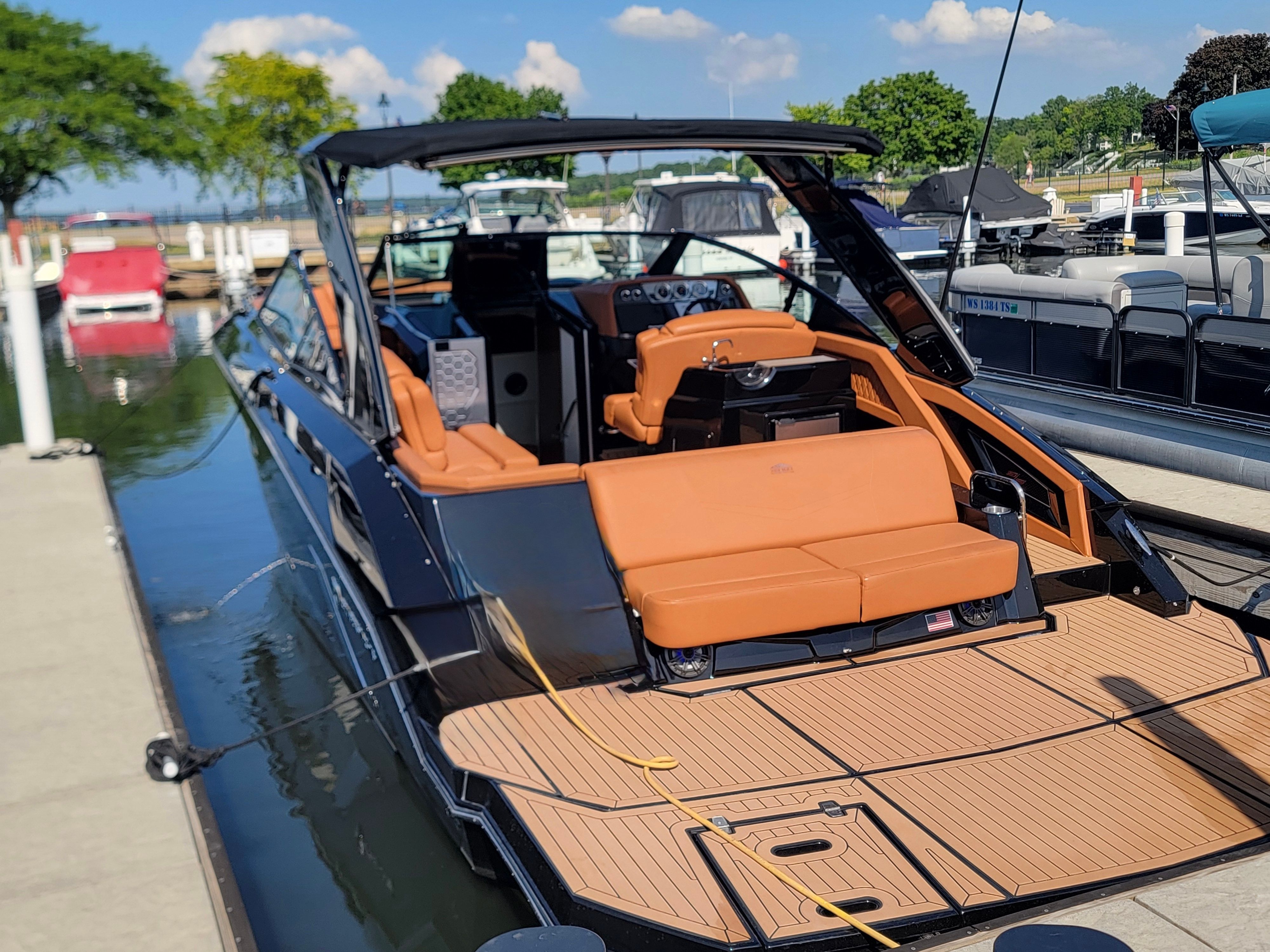 2020 Cruisers Yachts 338 CX South Beach Bow Rider - 2