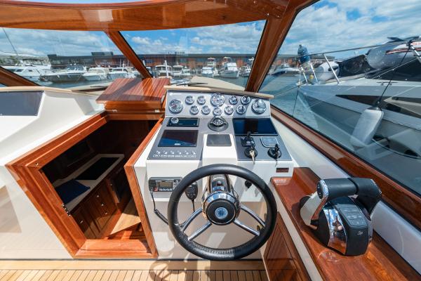 Vento V40 Retro Classic Open 2023 boat cockpit with wooden accents and modern controls.
