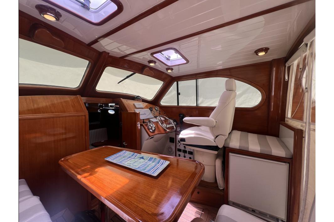Luxurious interior of 2004 RB DERELI Daytripper 40 yacht with polished wood and plush seating.