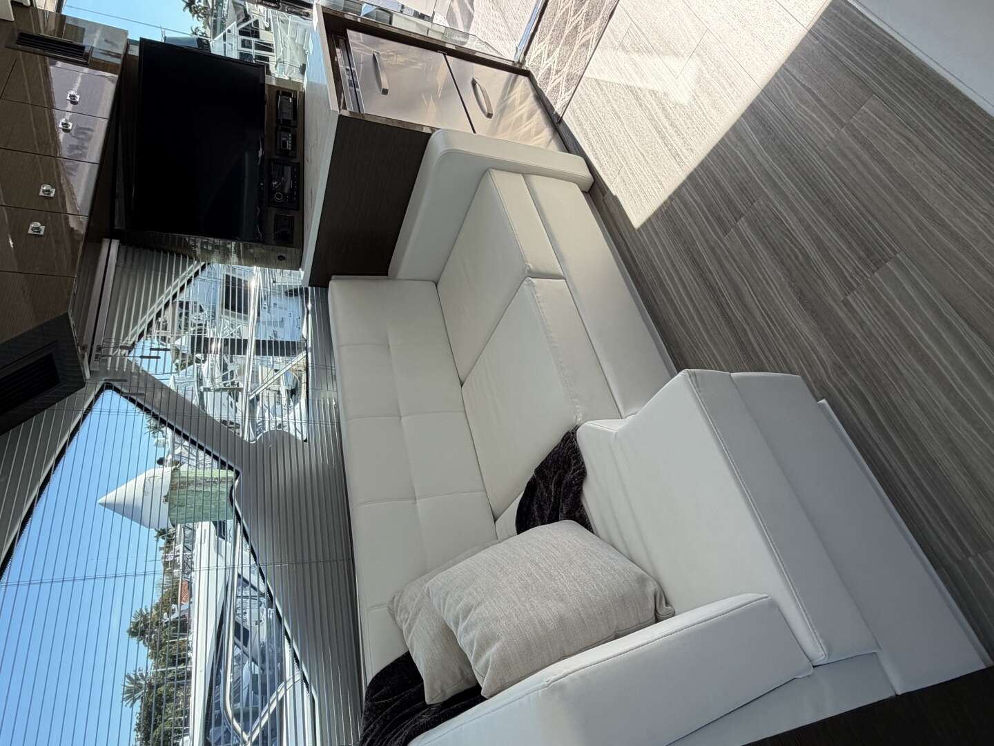 2020 Cruisers Yachts 50 CANTIUS - Image 8