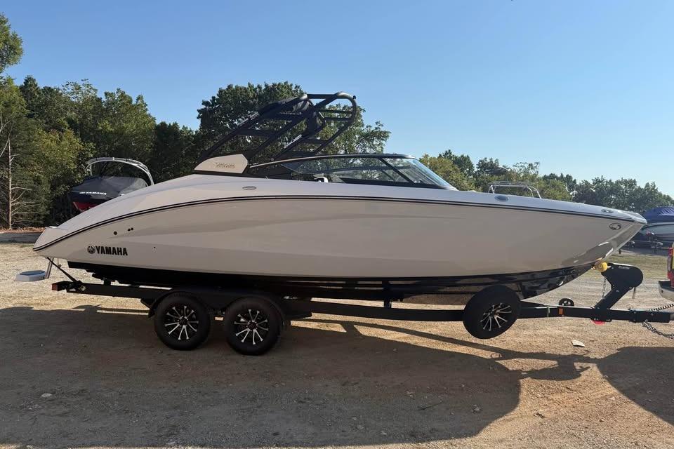 2026 Yamaha Boats 252S on trailer, parked outdoors, side view.